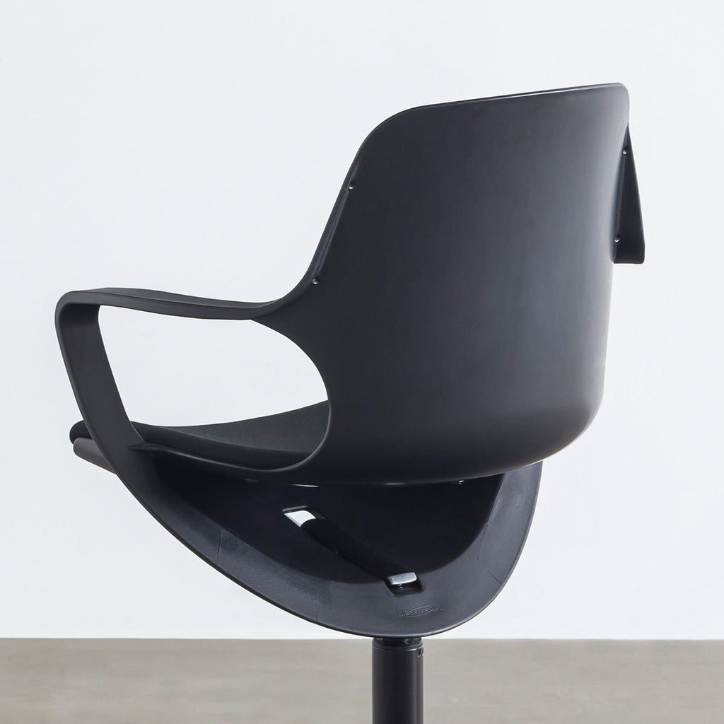 KANADEMONOの背もたれから座面までのなめらかなシルエットが特徴的なオールブラックの回転式デスクチェア(背面クローズアップ)