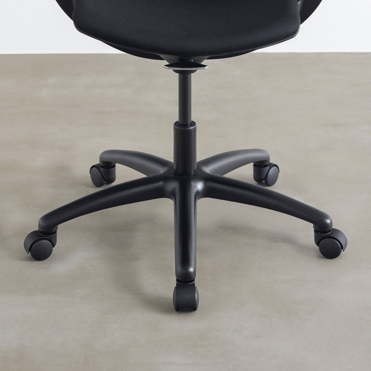 KANADEMONOの背もたれから座面までのなめらかなシルエットが特徴的なオールブラックの回転式デスクチェア(脚)