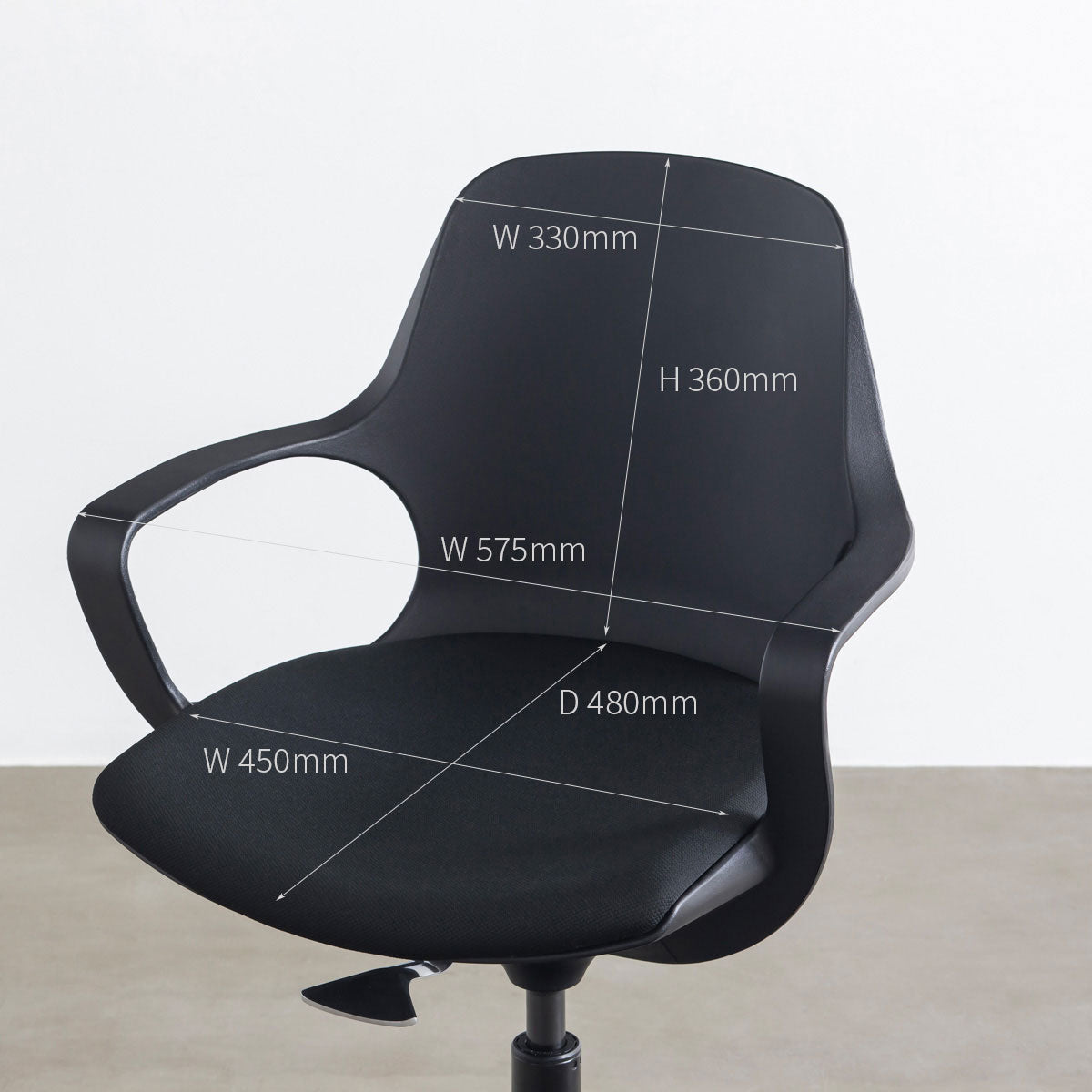 KANADEMONOの背もたれから座面までのなめらかなシルエットが特徴的なオールブラックの回転式デスクチェア（寸法画像2）