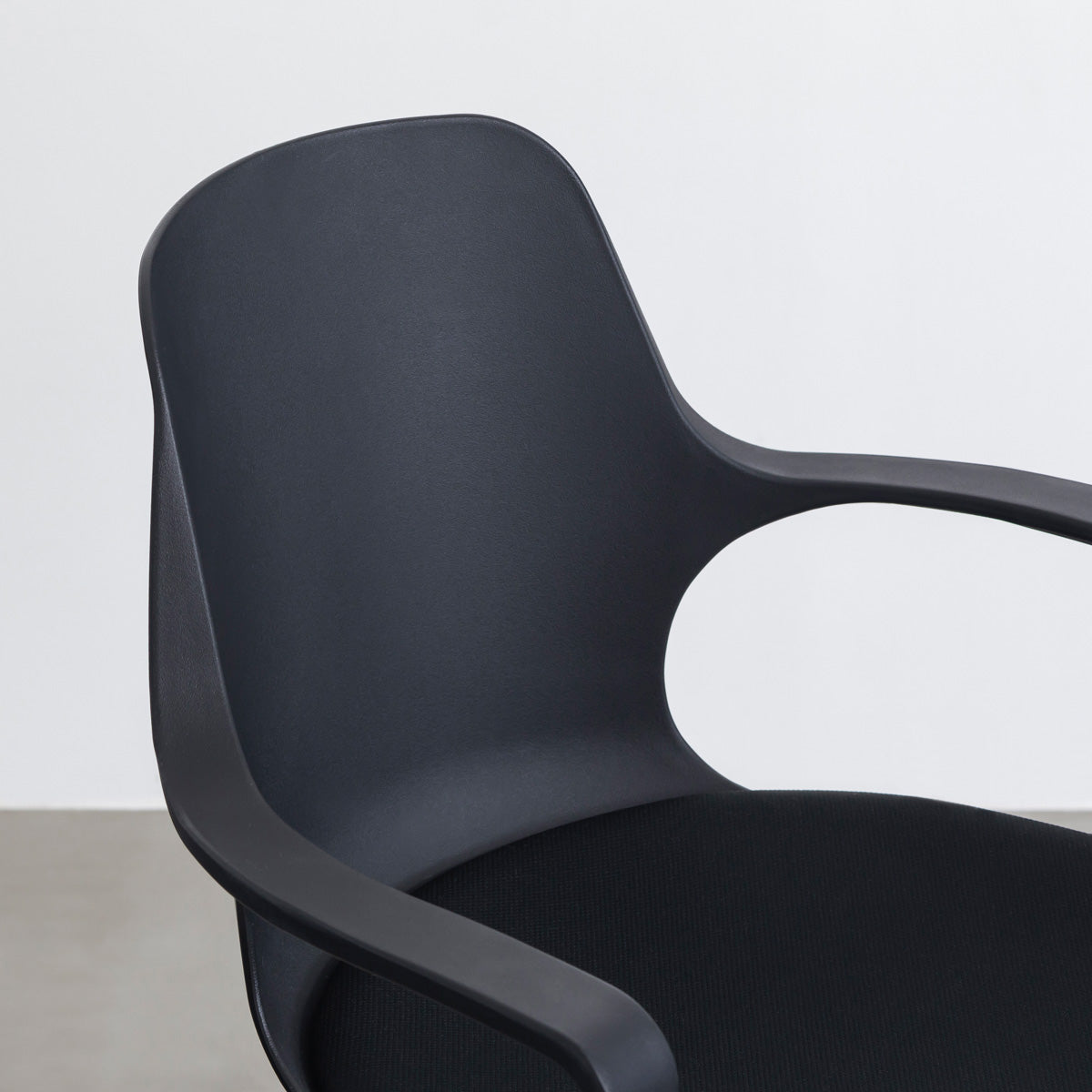 KANADEMONOの背もたれから座面までのなめらかなシルエットが特徴的なオールブラックの回転式デスクチェア(背もたれ)