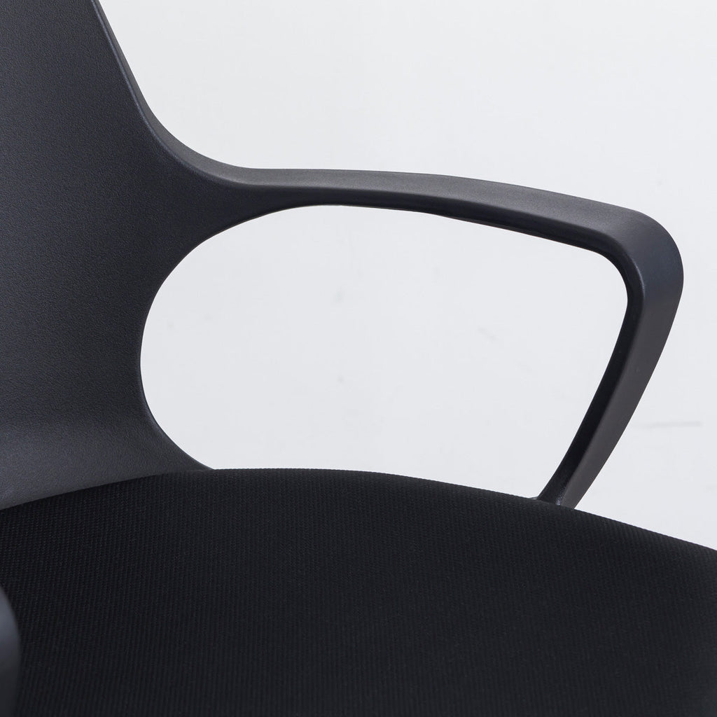 KANADEMONOの背もたれから座面までのなめらかなシルエットが特徴的なオールブラックの回転式デスクチェア(肘掛け)