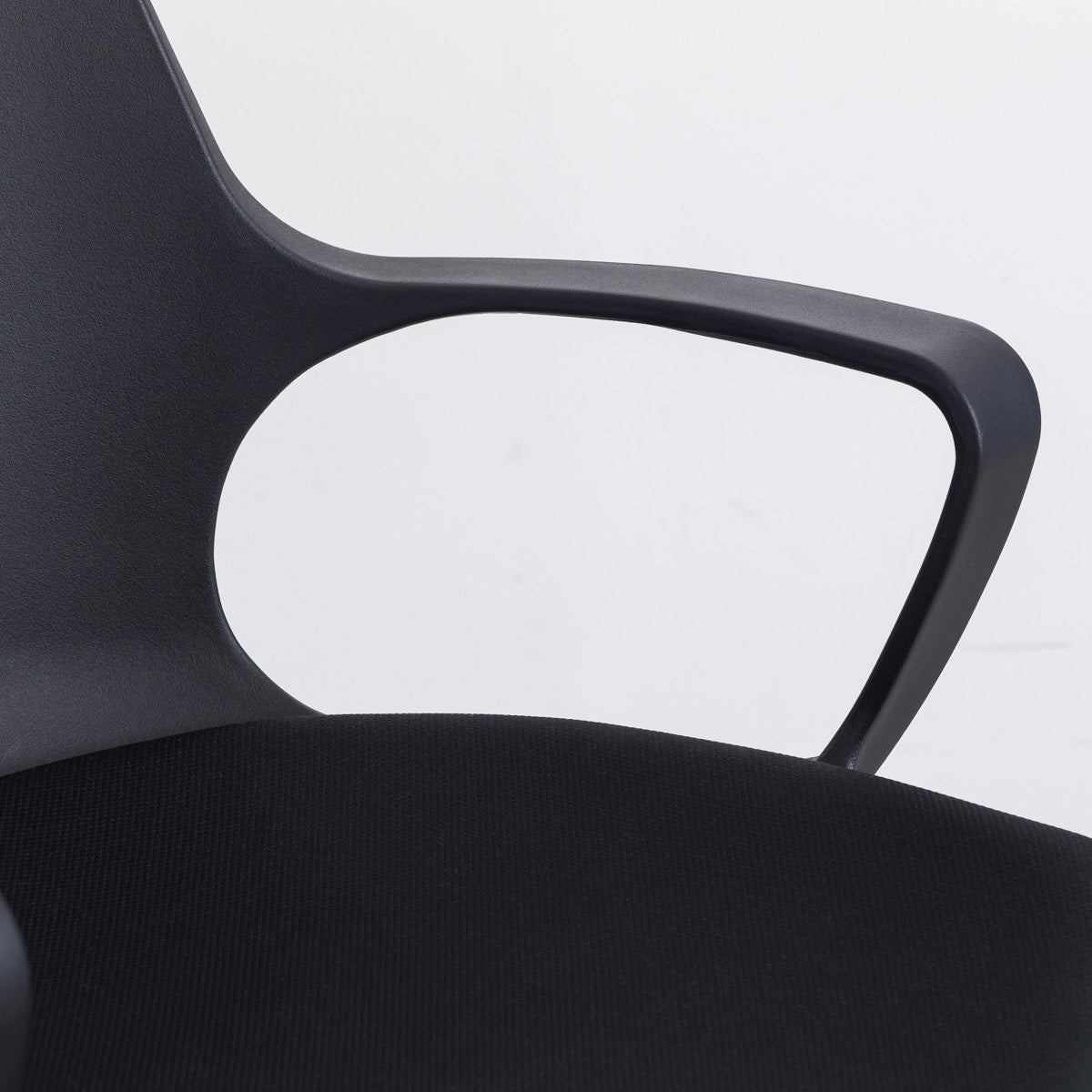 KANADEMONOの背もたれから座面までのなめらかなシルエットが特徴的なオールブラックの回転式デスクチェア(肘掛け)