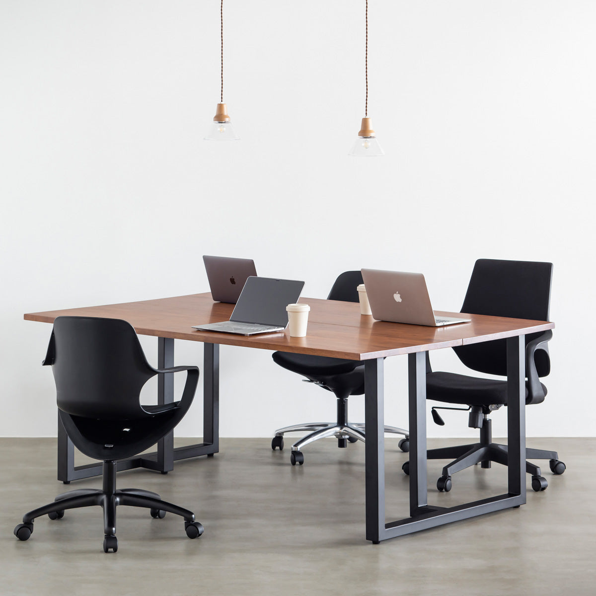 KANADEMONOの背もたれから座面までのなめらかなシルエットが特徴的なオールブラックの回転式デスクチェアの使用例3