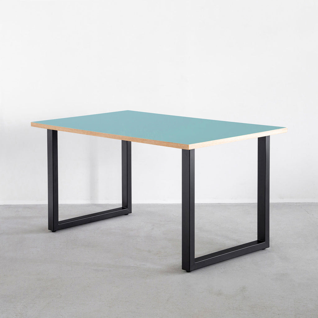 かなでもののファニチャーリノリウム素材の天板Aquavertを使用したテーブル