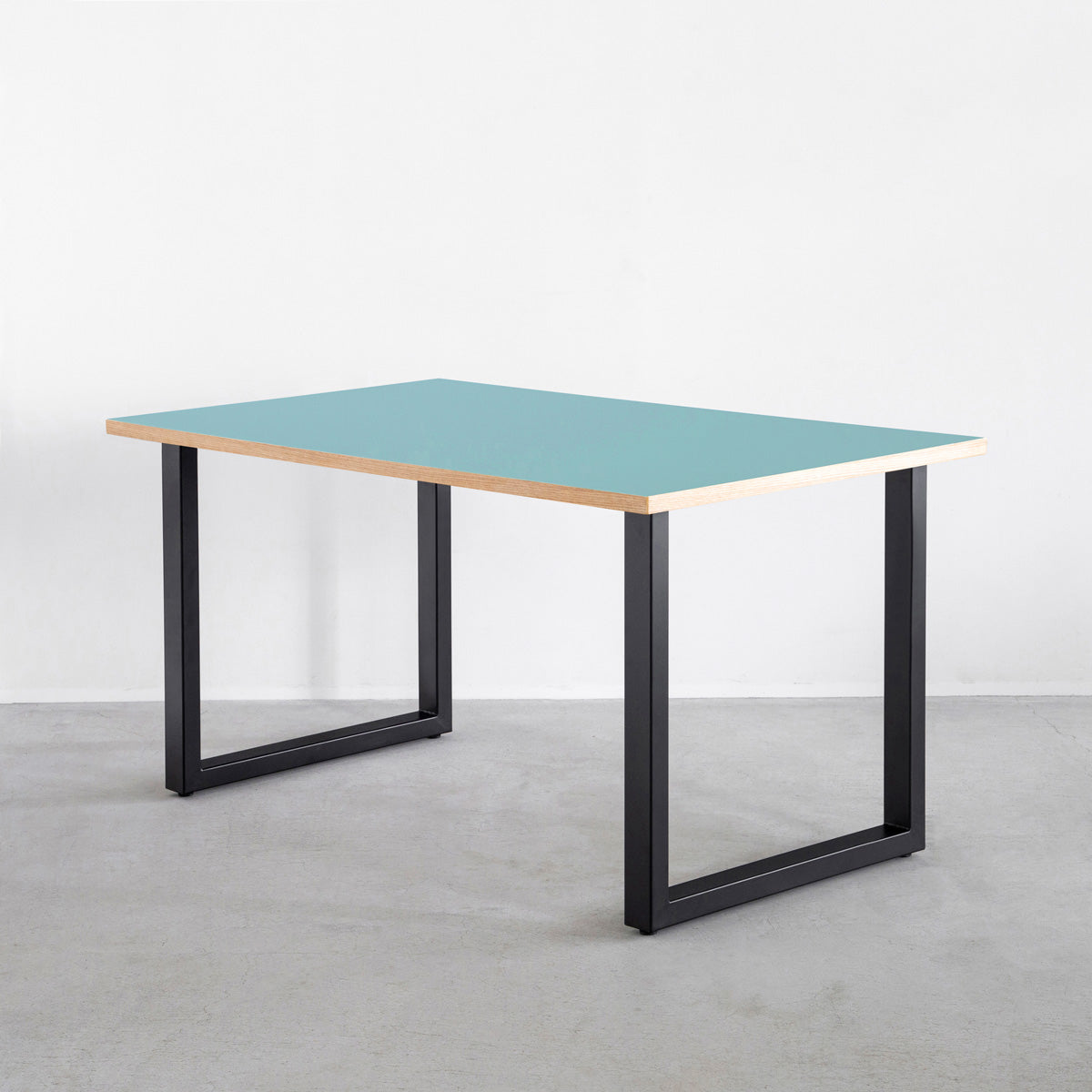 かなでもののファニチャーリノリウム素材の天板Aquavertを使用したテーブル