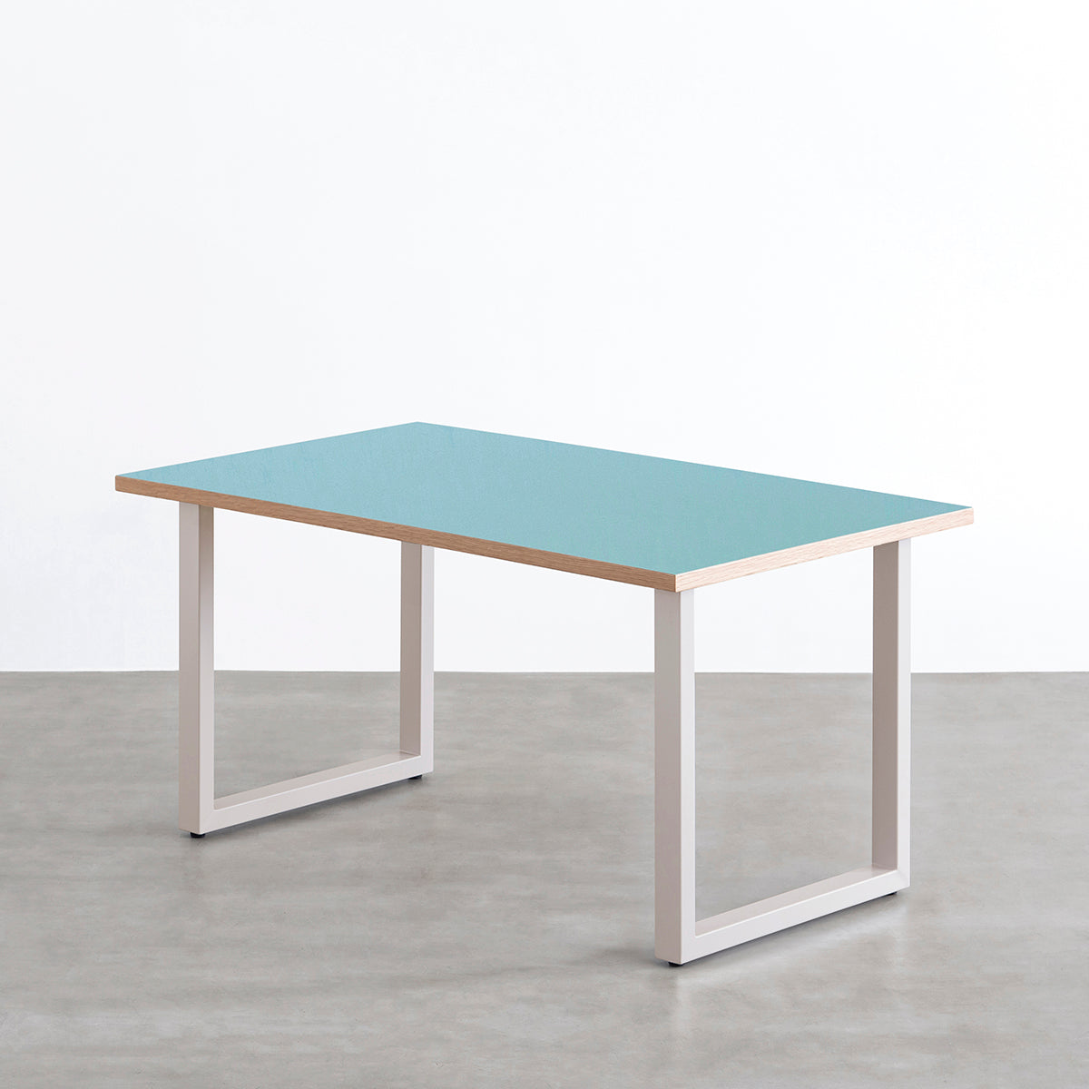 KANADEMONOのリノリウムAquavert天板にSandBeigeカラーのスクエアスチール脚を組み合わせたテーブル