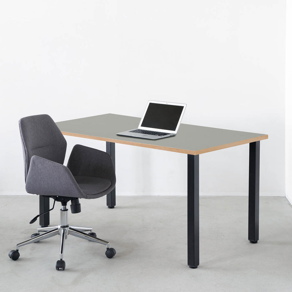 KanademonoのリノリウムAsh天板にブラックの角柱鉄脚を合わせたテーブル（使用例）