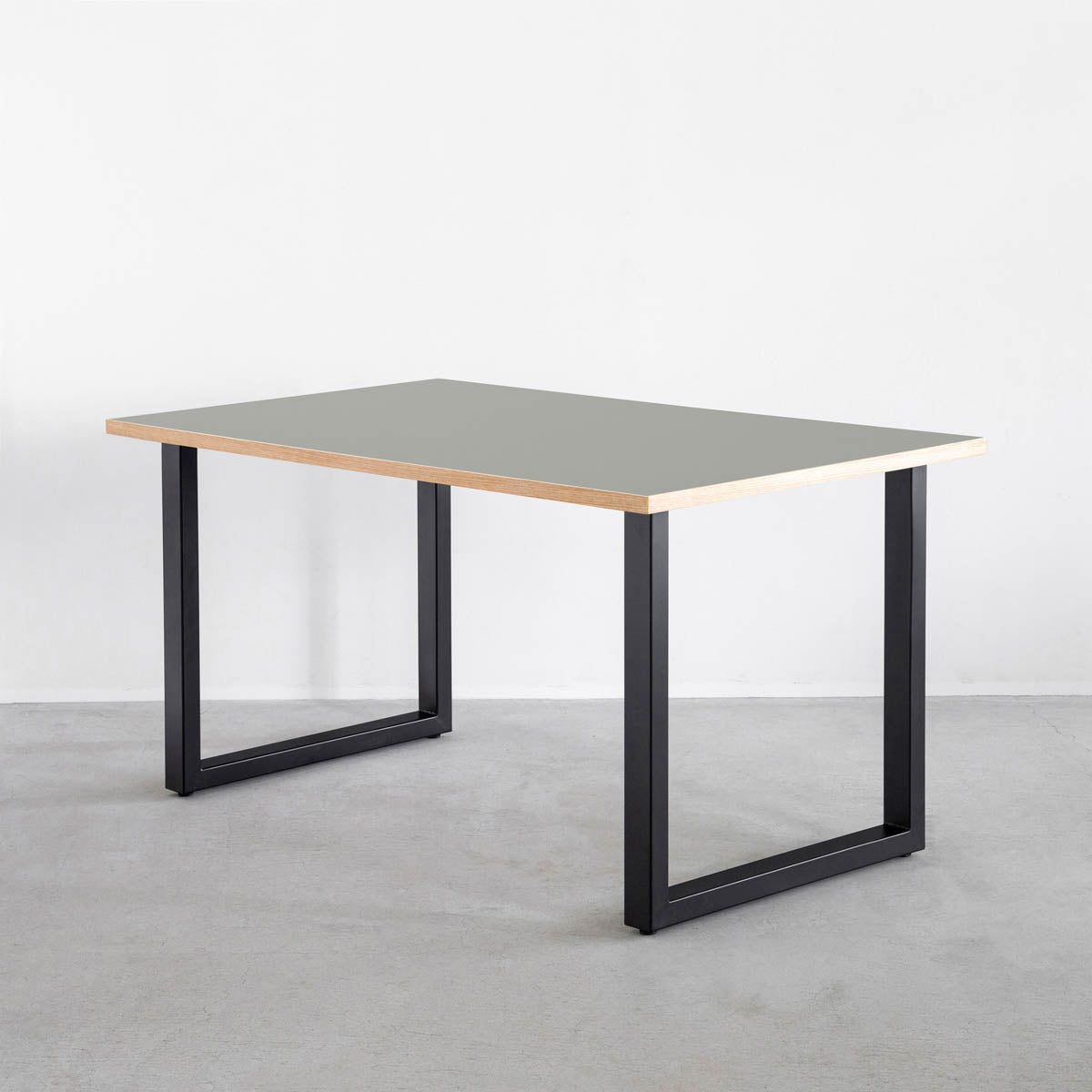 かなでもののファニチャーリノリウム素材の天板Ashを使用したテーブル