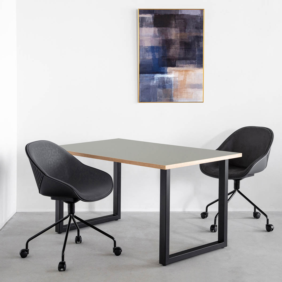 KanademonoのリノリウムAsh天板にブラックのスクエア鉄脚を合わせたテーブル（使用例）