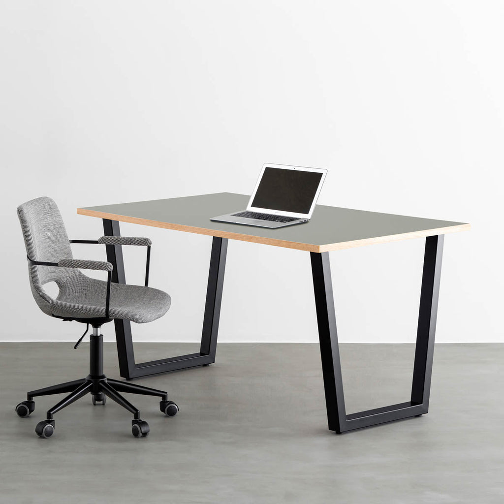 KanademonoのリノリウムAsh天板にブラックのトラペゾイド鉄脚を合わせたテーブル（使用例）