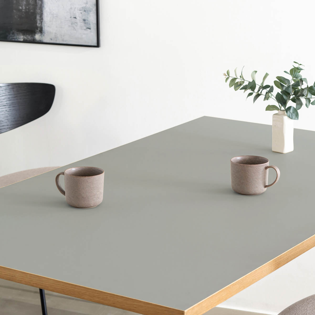 KanademonoのリノリウムAsh天板にブラックの鉄脚を合わせたテーブル（ダイニング使用例）