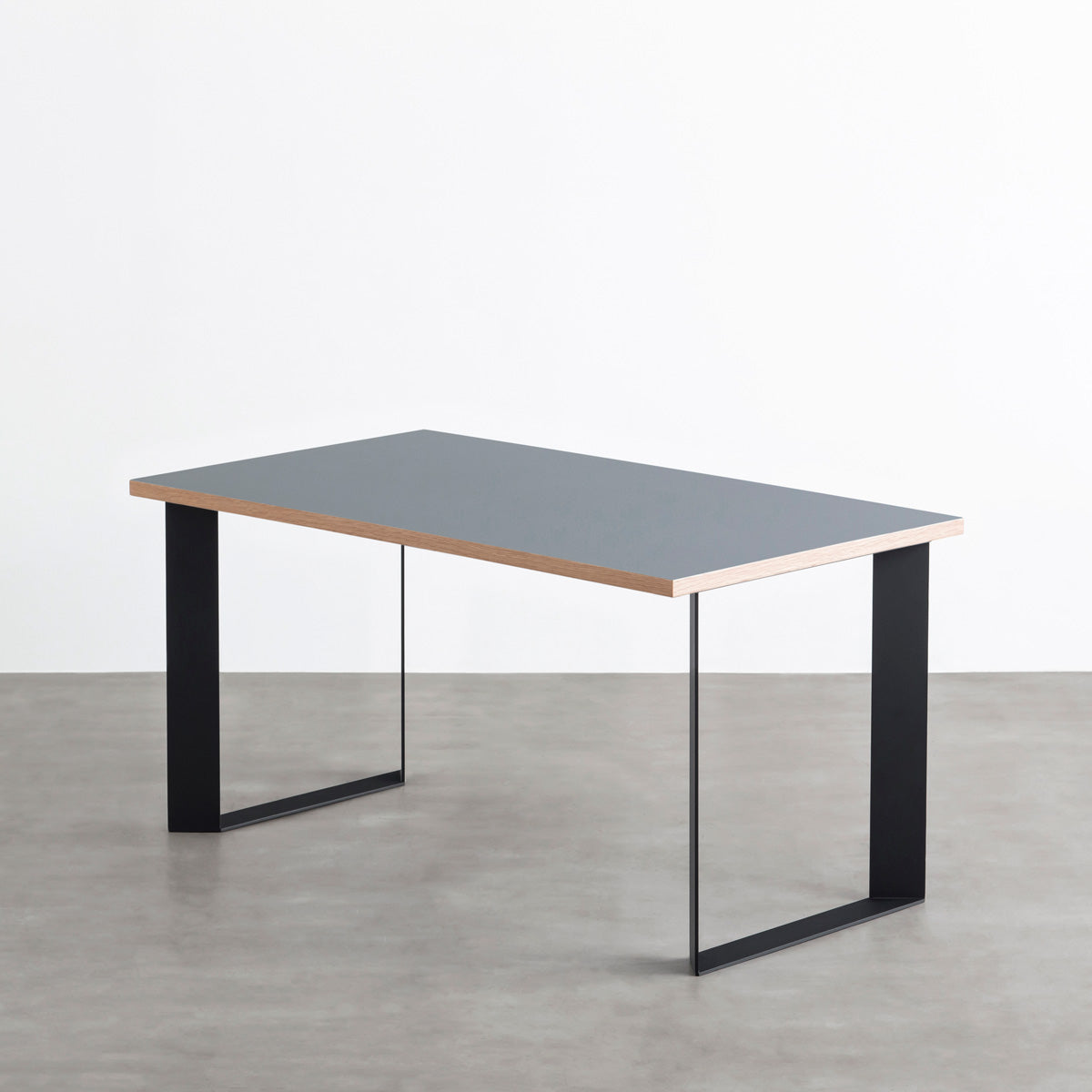 KanademonoのリノリウムAsh天板にブラックのスラッシュスクエア鉄脚を合わせたテーブル