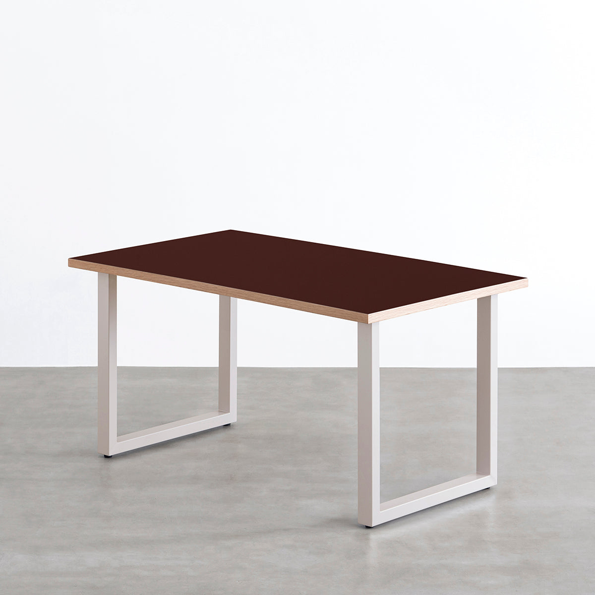 KANADEMONOのリノリウムBurgundy天板にSandBeigeカラーのスクエアスチール脚を組み合わせたテーブル
