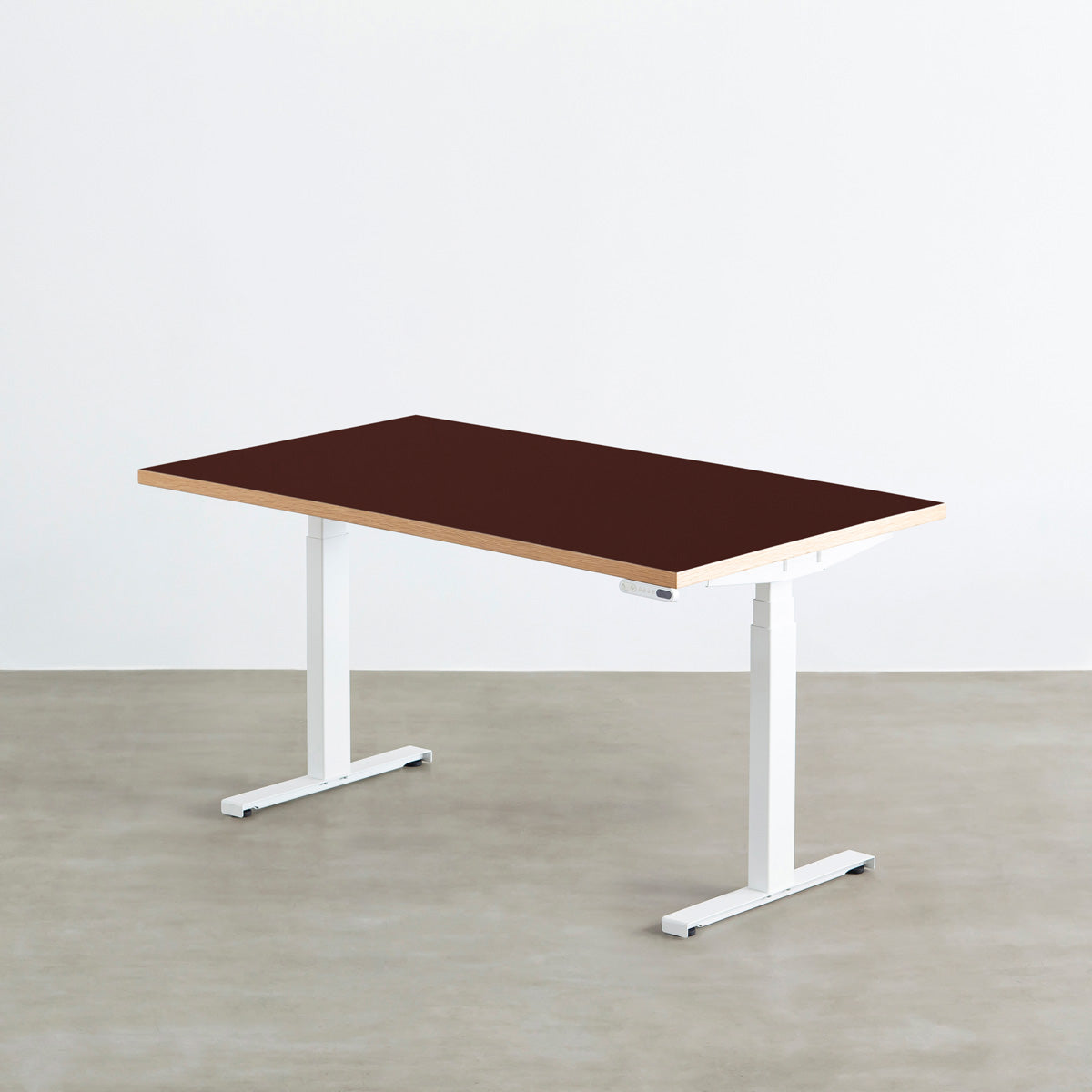 ファニチャーリノリウム素材のBurgundy天板と、ホワイトの電動昇降脚を組み合わせた、デザイン性も機能性もスマートなテーブル