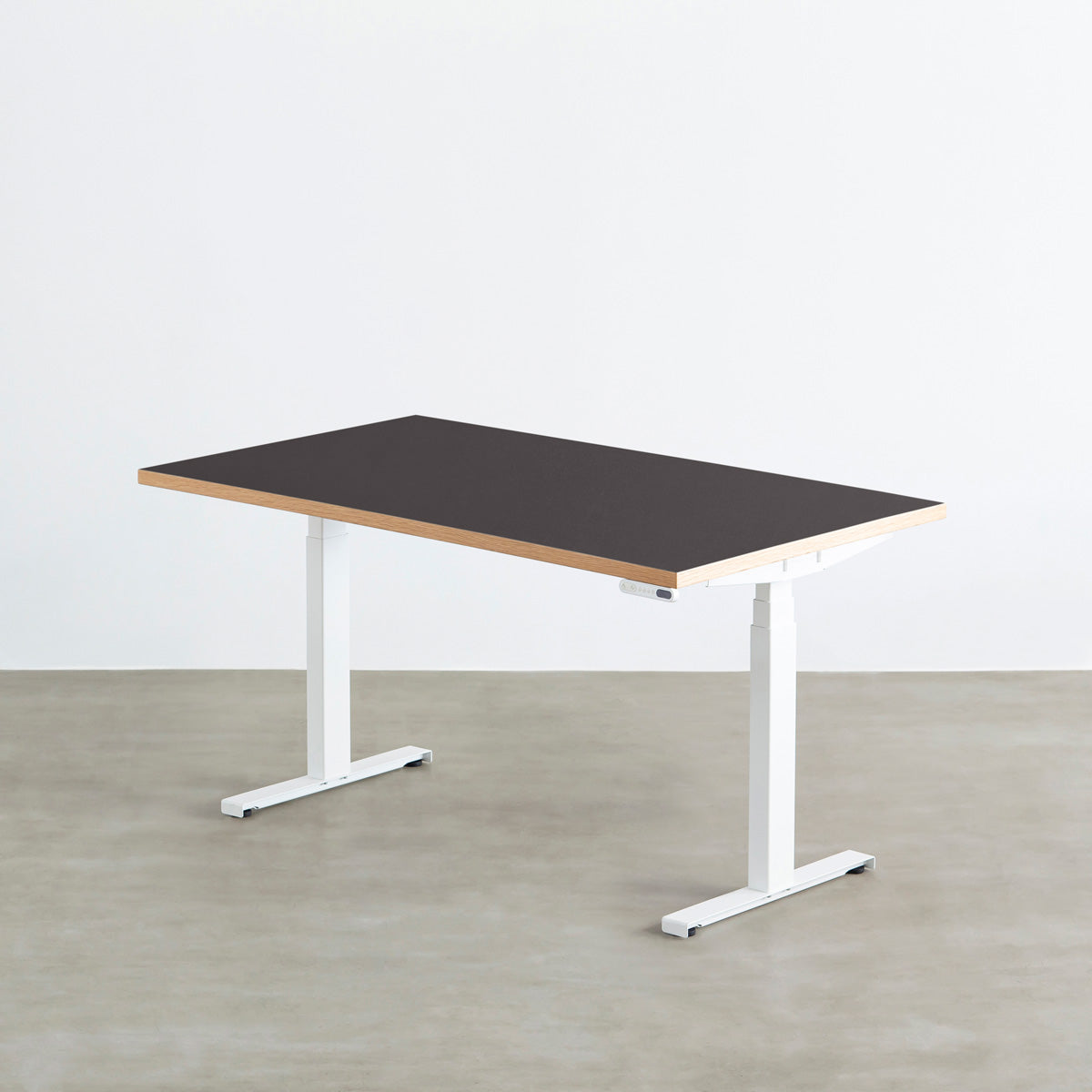 ファニチャーリノリウム素材のCharcoal天板と、ホワイトの電動昇降脚を組み合わせた、デザイン性も機能性もスマートなテーブル