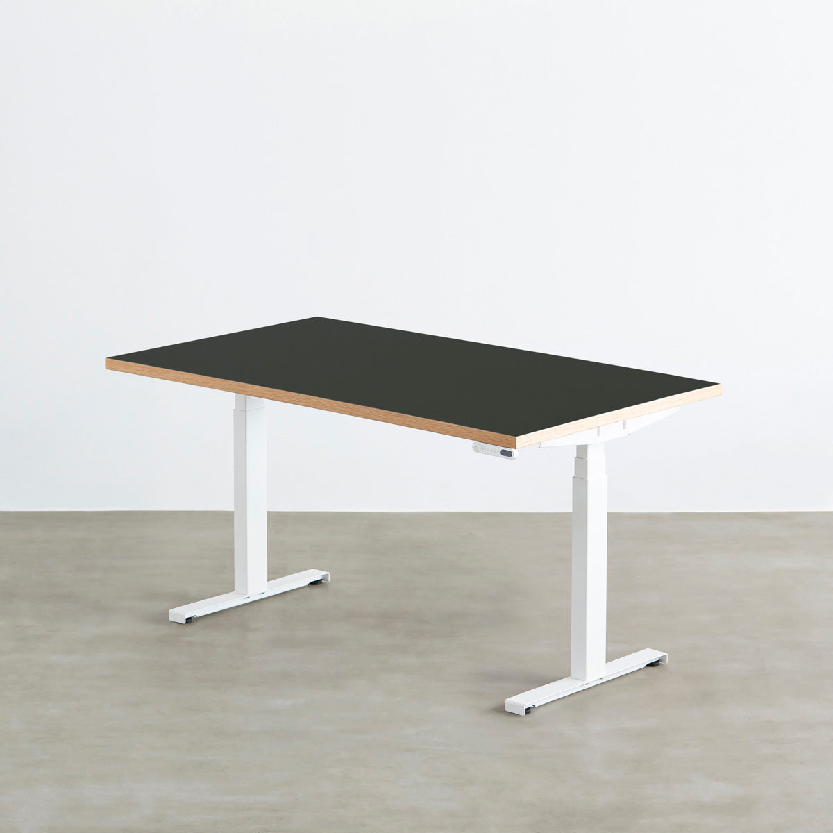 ファニチャーリノリウム素材のConifer天板と、ホワイトの電動昇降脚を組み合わせた、デザイン性も機能性もスマートなテーブル