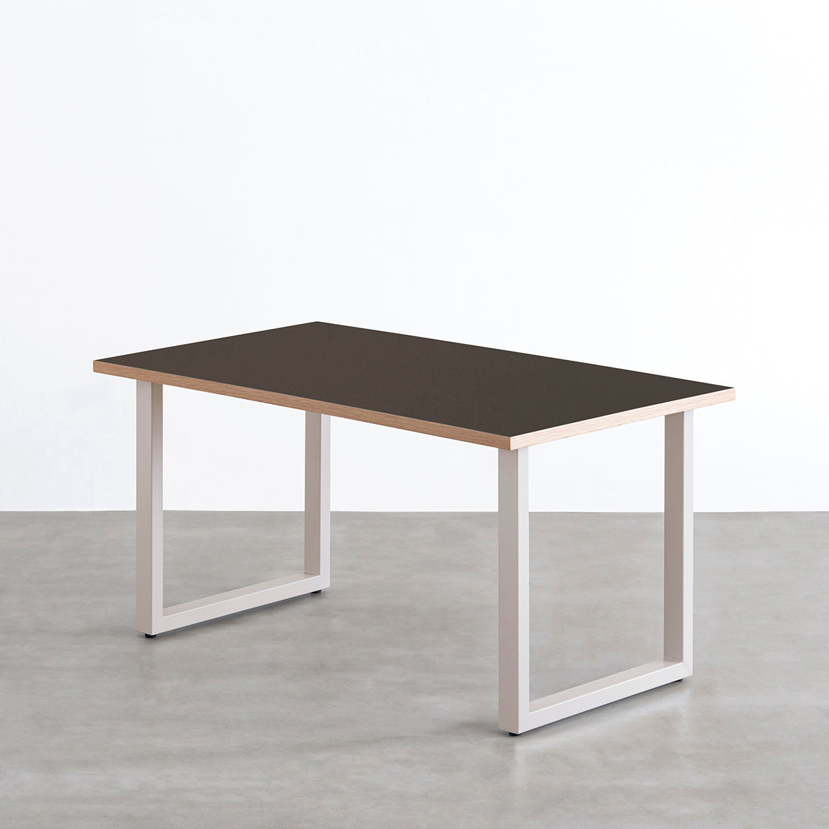 KANADEMONOのリノリウムIron天板にSandBeigeカラーのスクエアスチール脚を組み合わせたテーブル