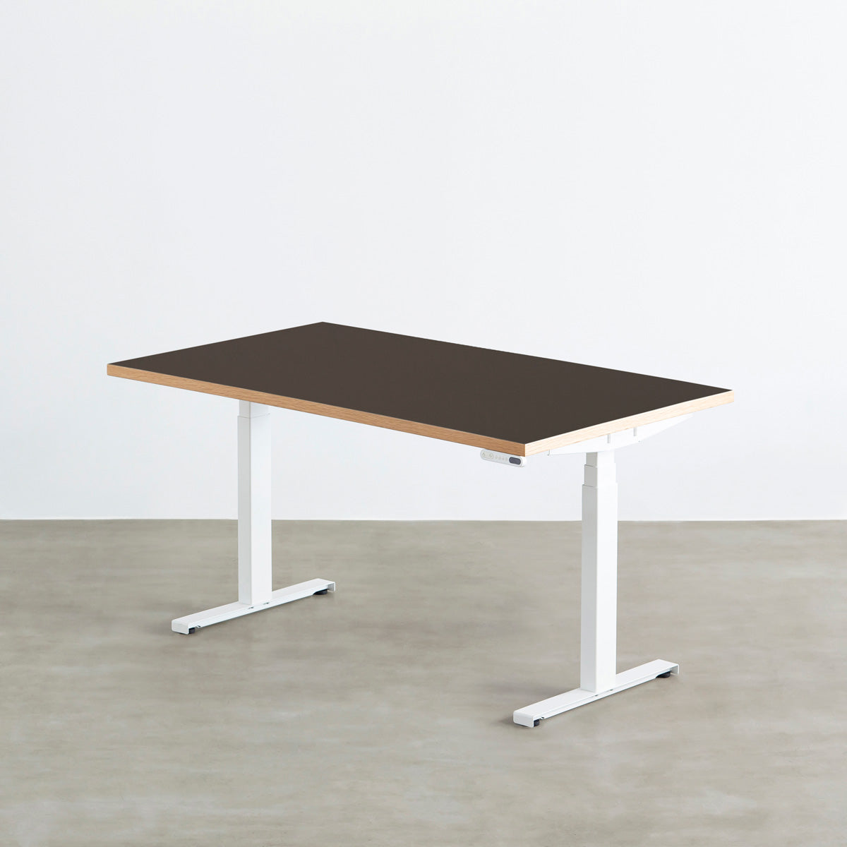 ファニチャーリノリウム素材のIron天板と、ホワイトの電動昇降脚を組み合わせた、デザイン性も機能性もスマートなテーブル