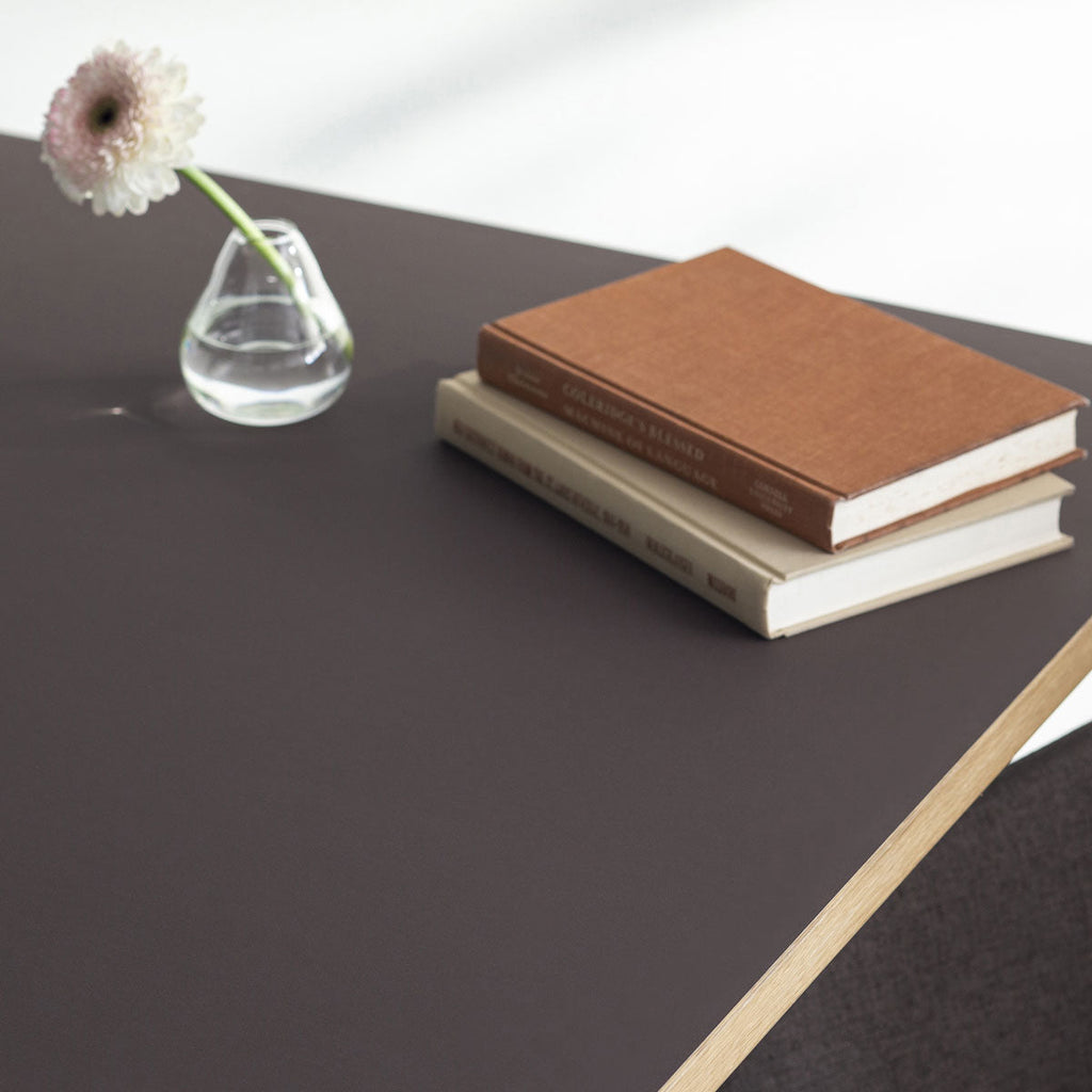 KANADEMONOのリノリウムMauve天板とトライアングルStraightホワイト脚4本を組み合わせた80cmスクエア型のカフェテーブル（天板イメージカット2）