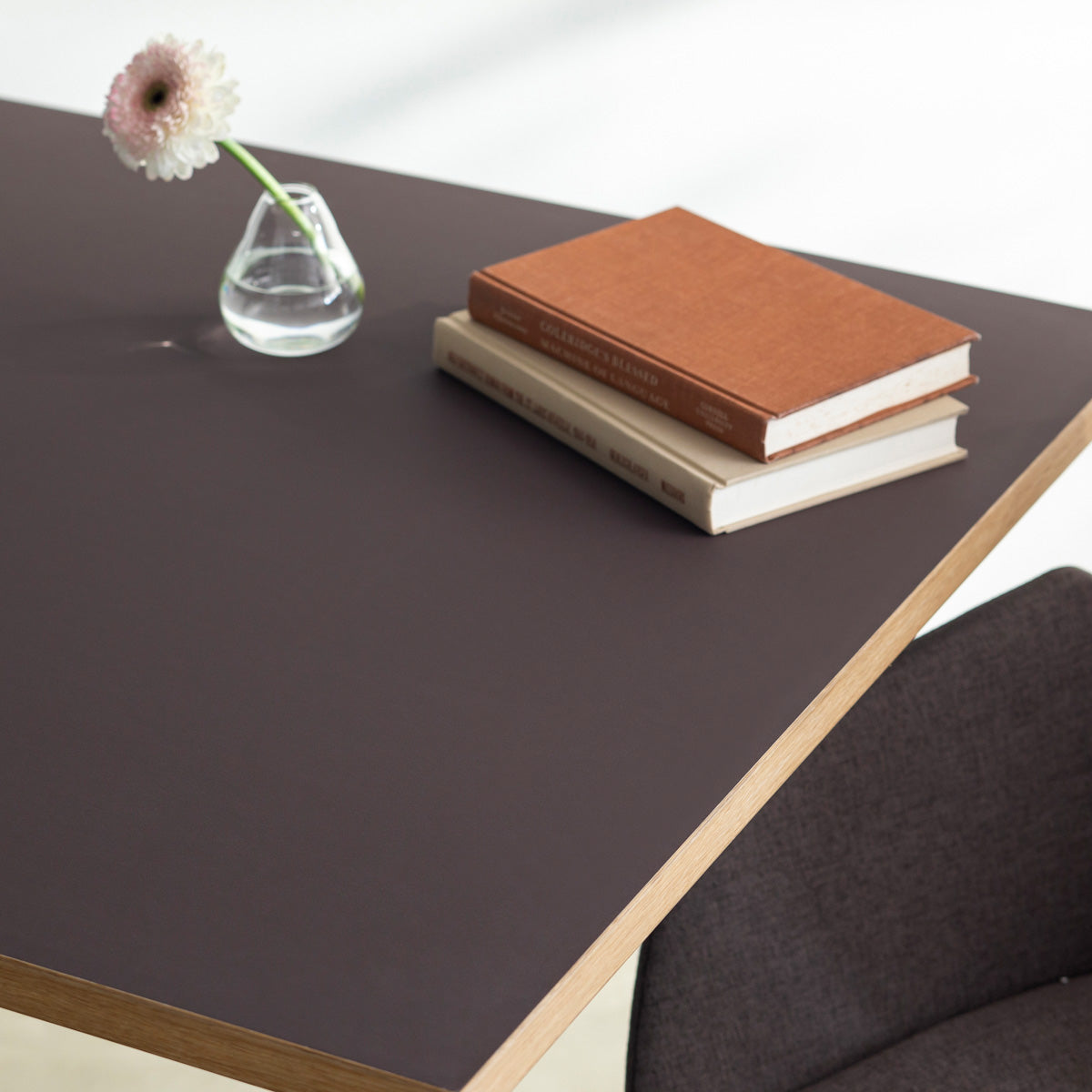 Kanademonoリノリウム・Mauveのスクエア天板と三角のチューブが華やかなアイアン脚を組み合わせたカフェテーブルの使用例4