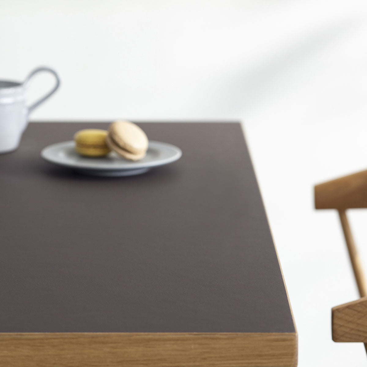 KANADEMONOのリノリウムMauve天板とトライアングルStraightホワイト脚4本を組み合わせた80cmスクエア型のカフェテーブル（天板イメージカット）