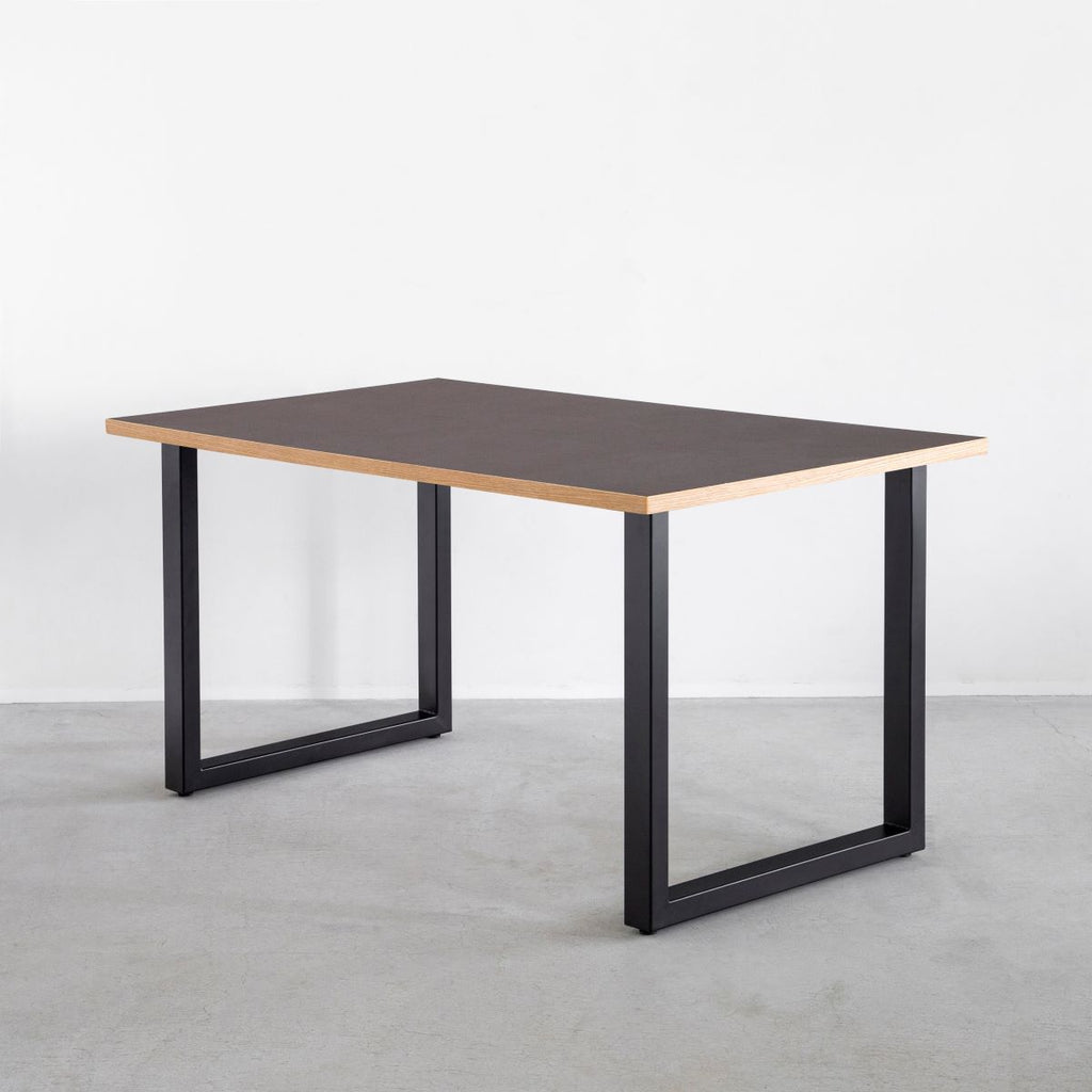 かなでもののファニチャーリノリウム素材とマットブラックのスクエア鉄脚を組み合わせたテーブル