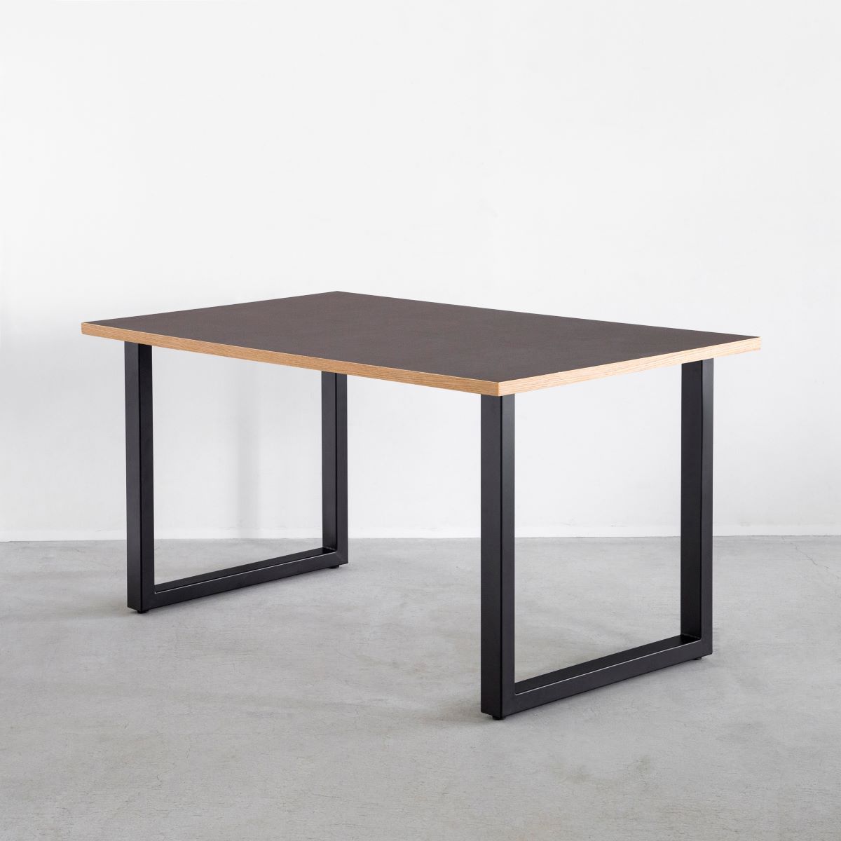 かなでもののファニチャーリノリウム素材とマットブラックのスクエア鉄脚を組み合わせたテーブル