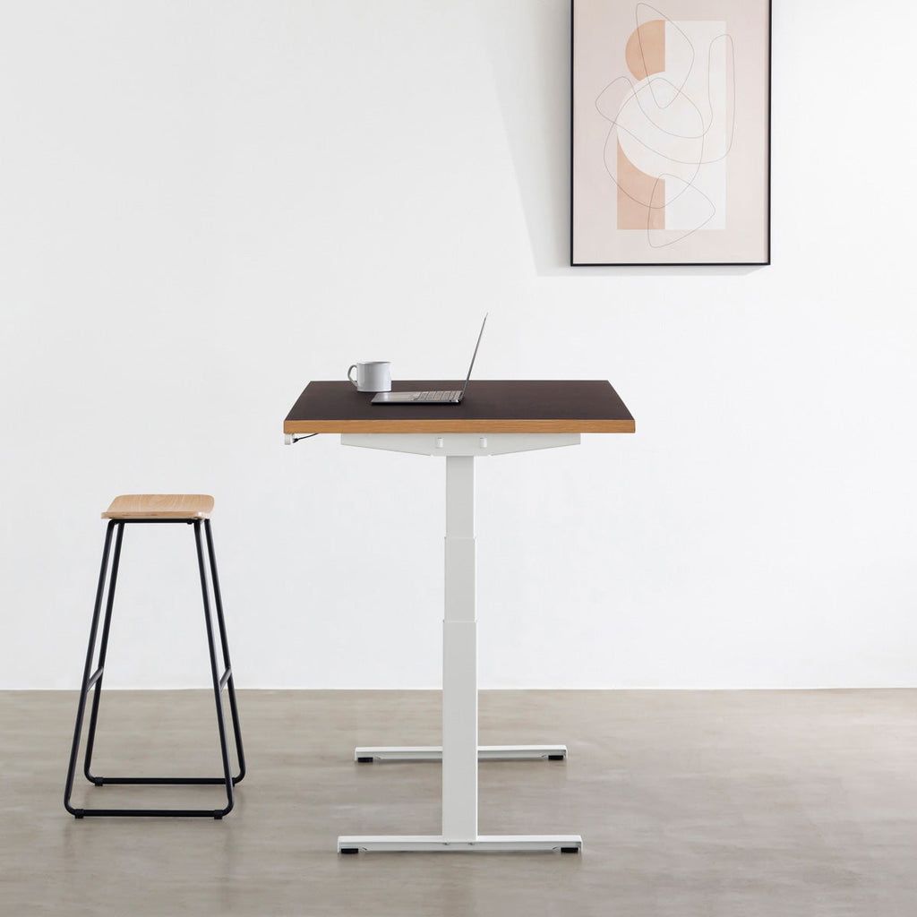 ファニチャーリノリウム素材のMauve天板と、ホワイトの電動昇降脚を組み合わせた、デザイン性も機能性もスマートなテーブル（スタンディングデスク側面）