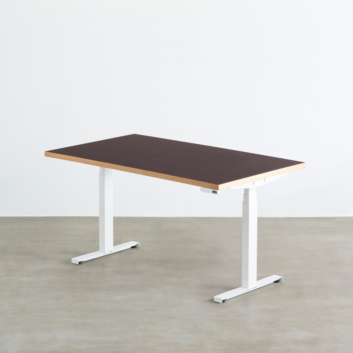 ファニチャーリノリウム素材のMauve天板と、ホワイトの電動昇降脚を組み合わせた、デザイン性も機能性もスマートなテーブル