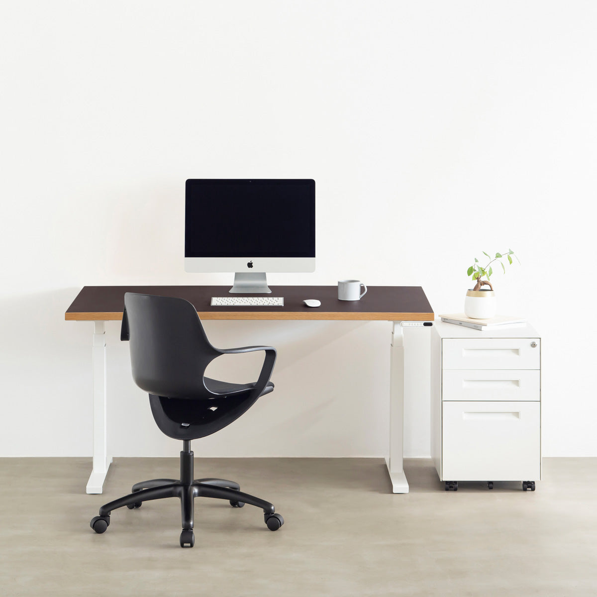 ファニチャーリノリウム素材のMauve天板と、ホワイトの電動昇降脚を組み合わせた、デザイン性も機能性もスマートなテーブル（デスク使用例）