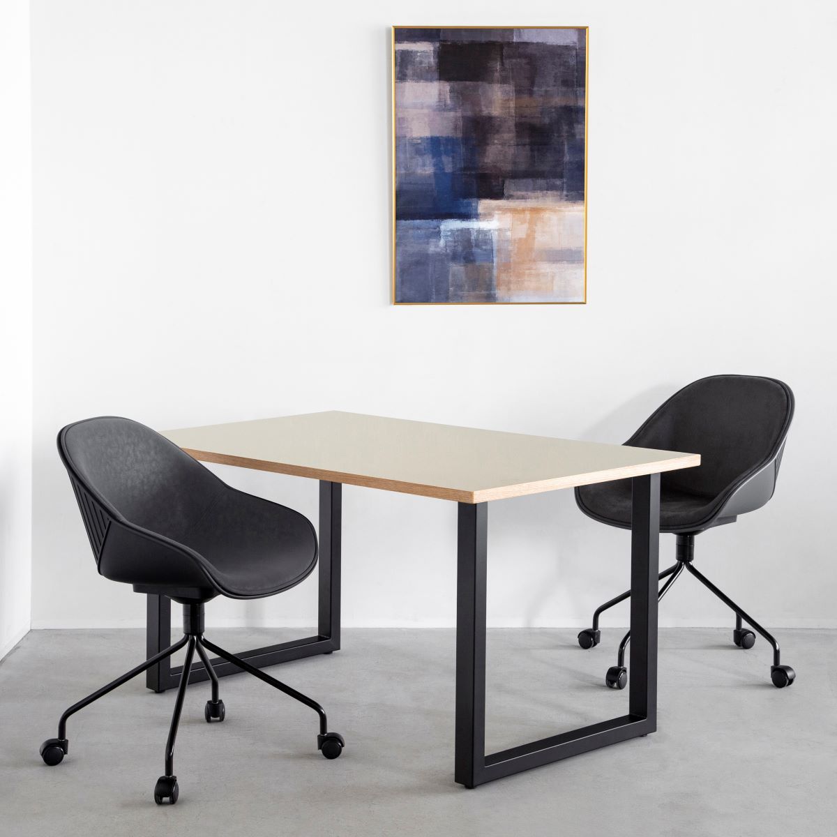 KanademonoのリノリウムMushroom天板にブラックのスクエア鉄脚を合わせたテーブル（使用例）