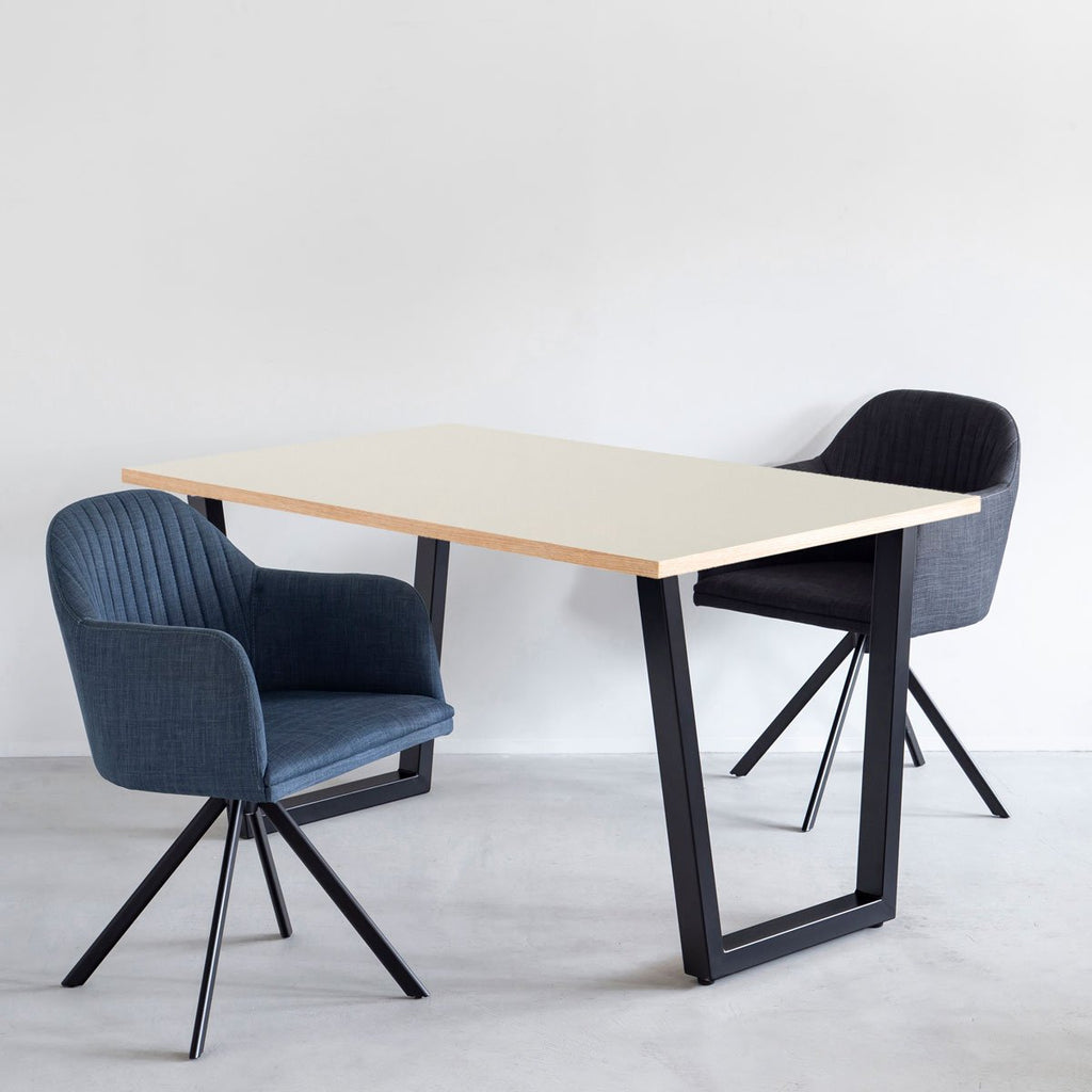 KanademonoのリノリウムMushroom天板にブラックのトラペゾイド鉄脚を合わせたテーブル（使用例）