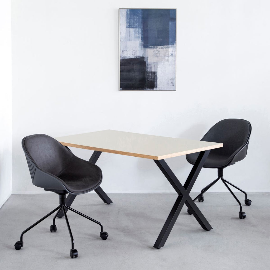 KanademonoのリノリウムMushroom天板にブラックのＸライン鉄脚を合わせたテーブル（使用例）