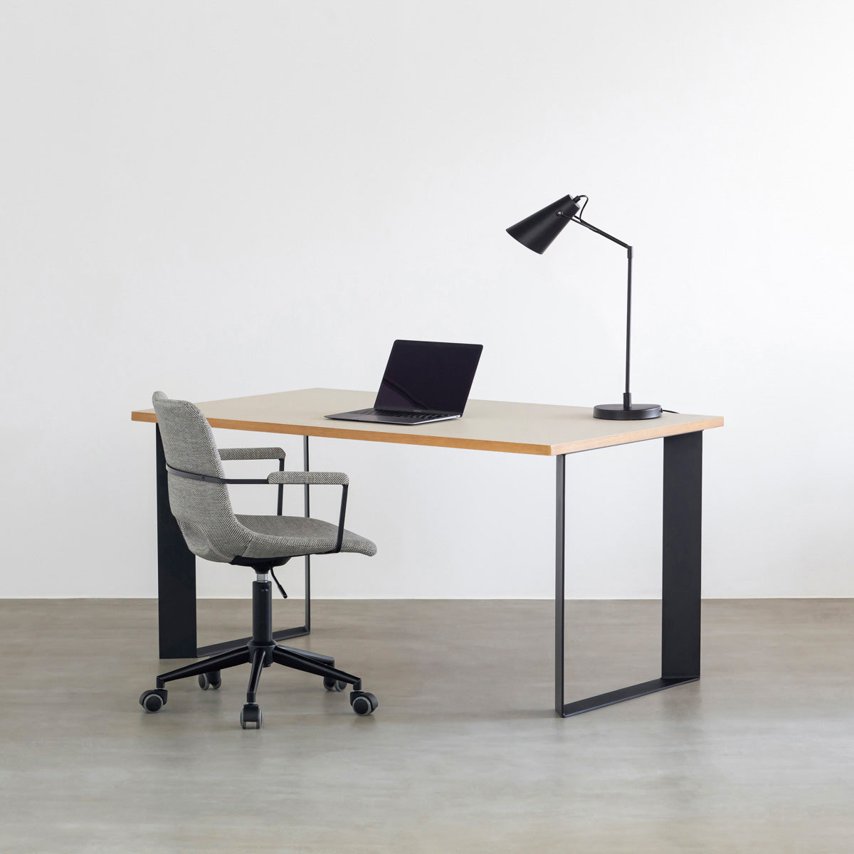 KanademonoのリノリウムMushroom天板にブラックのスラッシュスクエア鉄脚を合わせたテーブル（使用例）