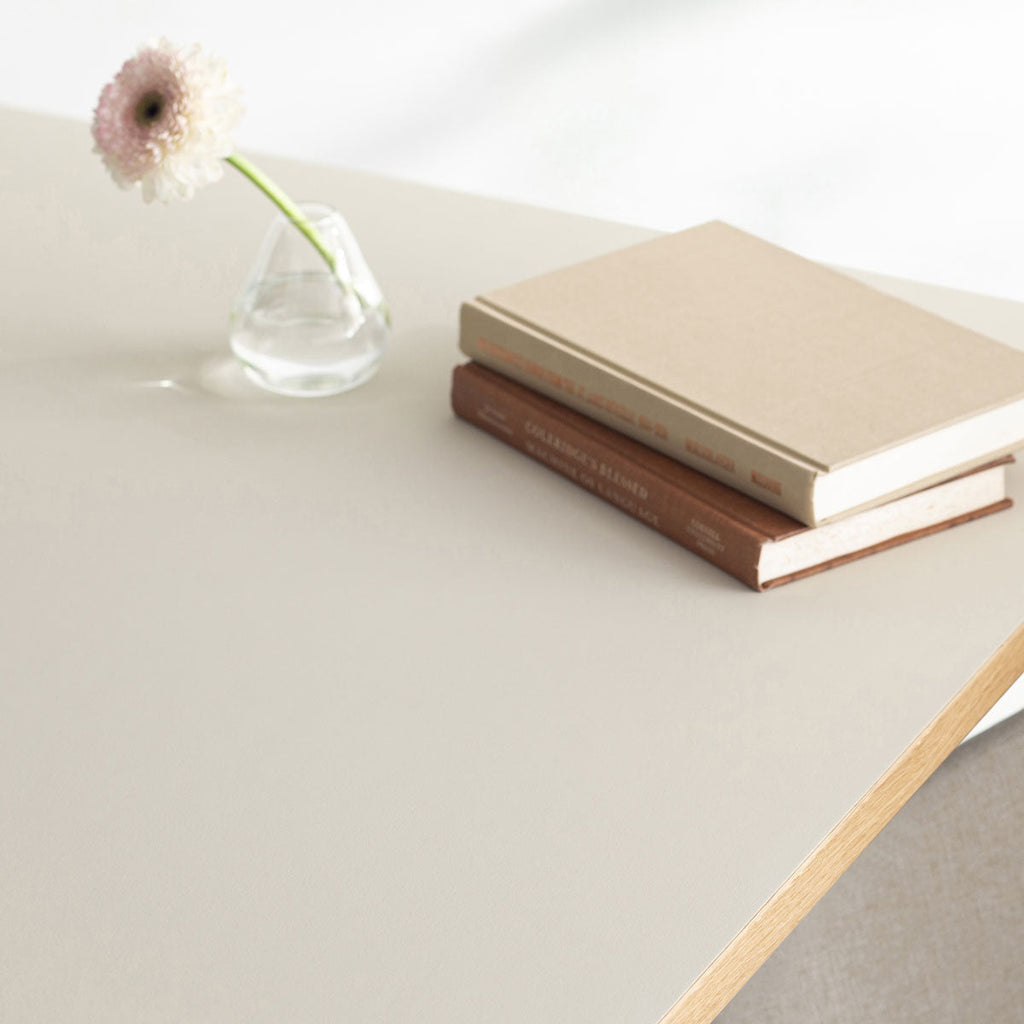 KANADEMONOのリノリウムMushroom天板とトライアングルStraightホワイト脚4本を組み合わせた80cmスクエア型のカフェテーブル（天板イメージカット2）