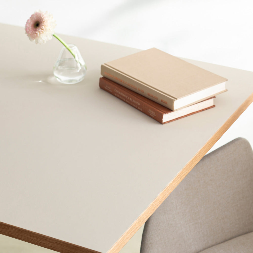 kanademonoのリノリウムMushroom天板とマットホワイト4pin脚の一辺80cmスクエアカフェテーブル（使用例4）