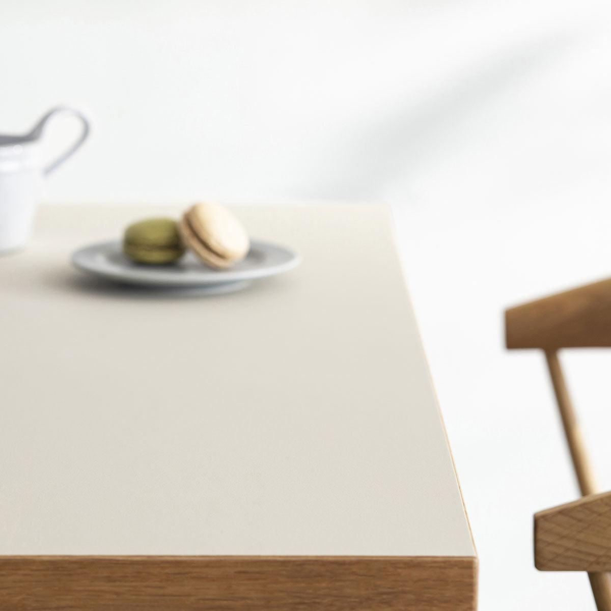 KANADEMONOのリノリウムMushroom天板とトライアングルStraightホワイト脚4本を組み合わせた80cmスクエア型のカフェテーブル（天板イメージカット）