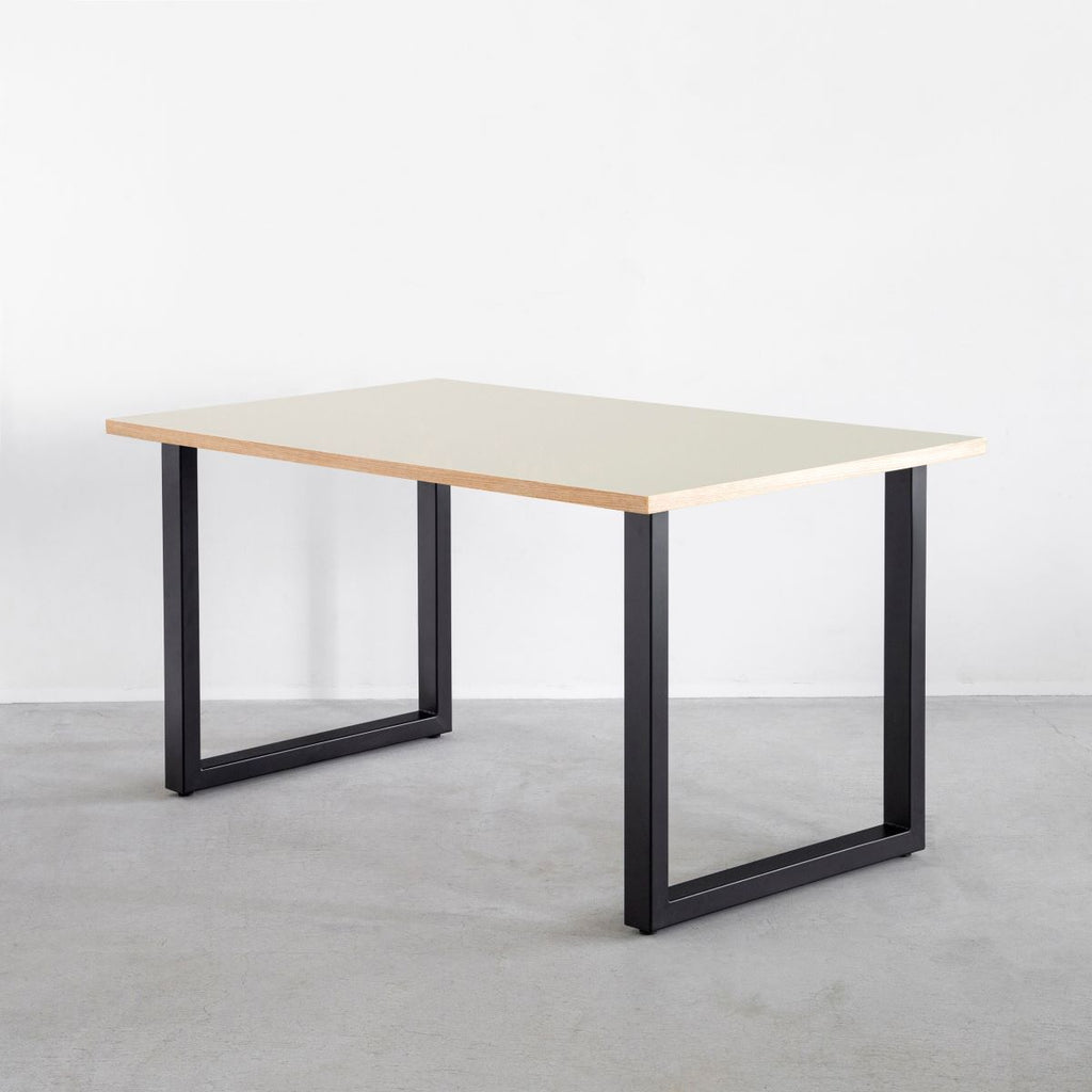 かなでもののファニチャーリノリウム素材とマットブラックのスクエア鉄脚を組み合わせたテーブル