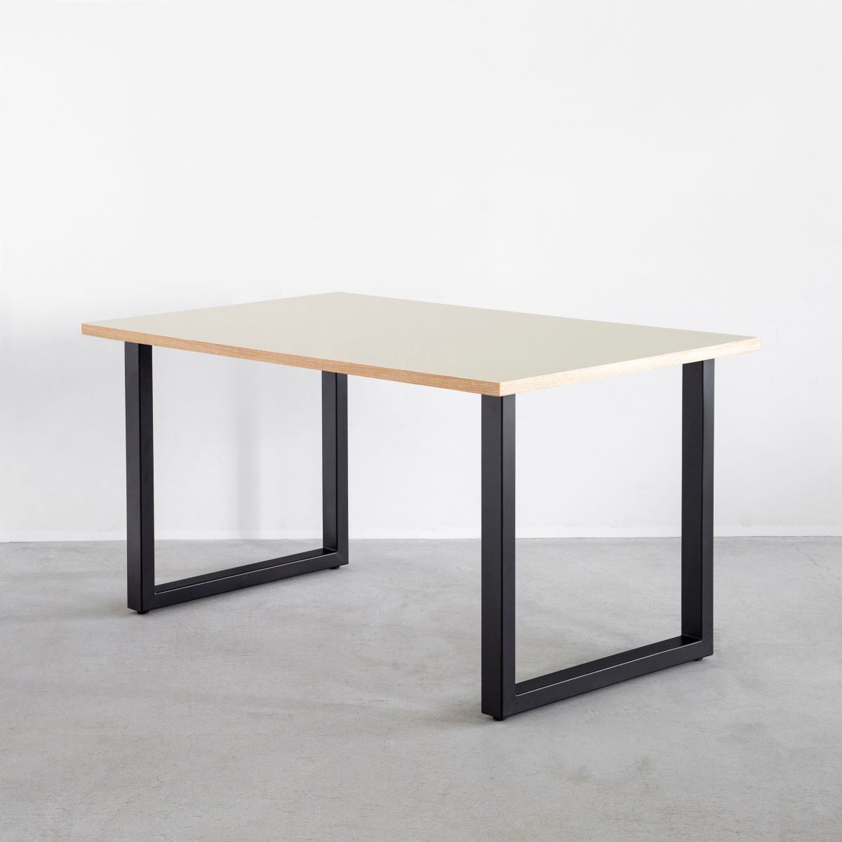 かなでもののファニチャーリノリウム素材とマットブラックのスクエア鉄脚を組み合わせたテーブル