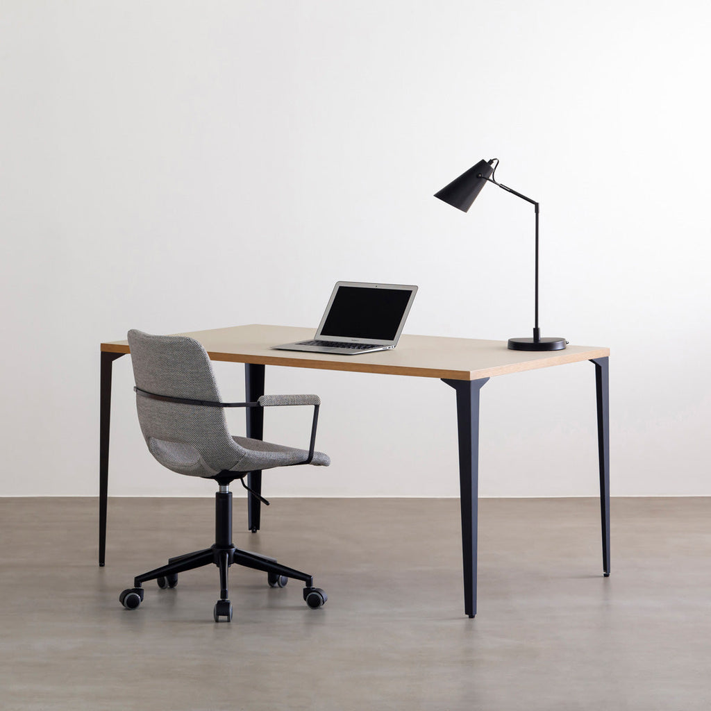 KanademonoのリノリウムMushroom天板にブラックのソリッドピン鉄脚を合わせたテーブル（使用例）