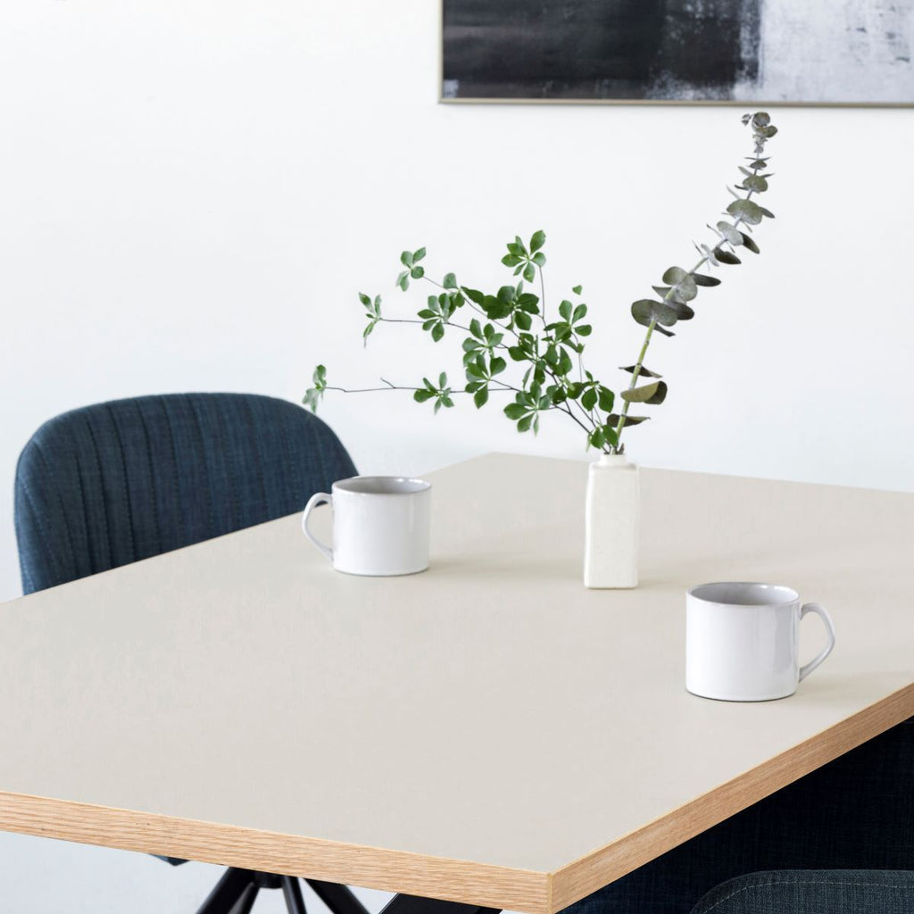 KanademonoのリノリウムMushroom天板にブラックの鉄脚を合わせたテーブル（ダイニング使用例）