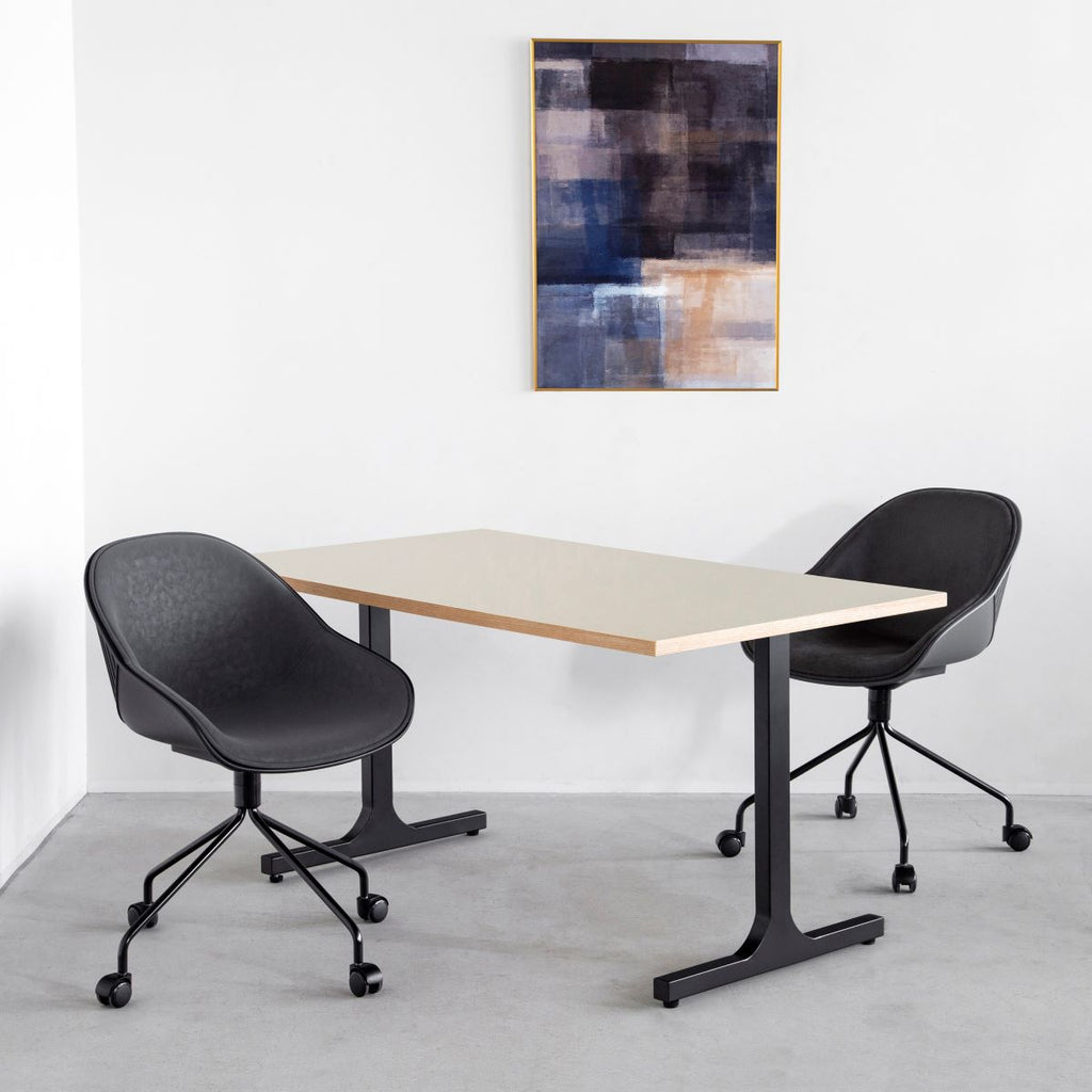 KanademonoのリノリウムMushroom天板にブラックのIライン鉄脚を合わせたテーブル（使用例）