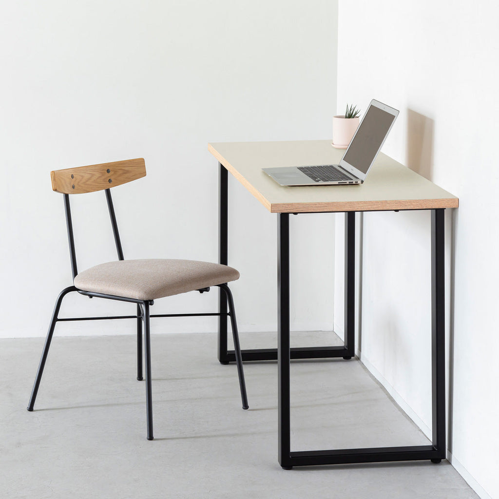 KanademonoのリノリウムMushroom天板にブラックのレクタングル鉄脚を合わせたテーブル（使用例）