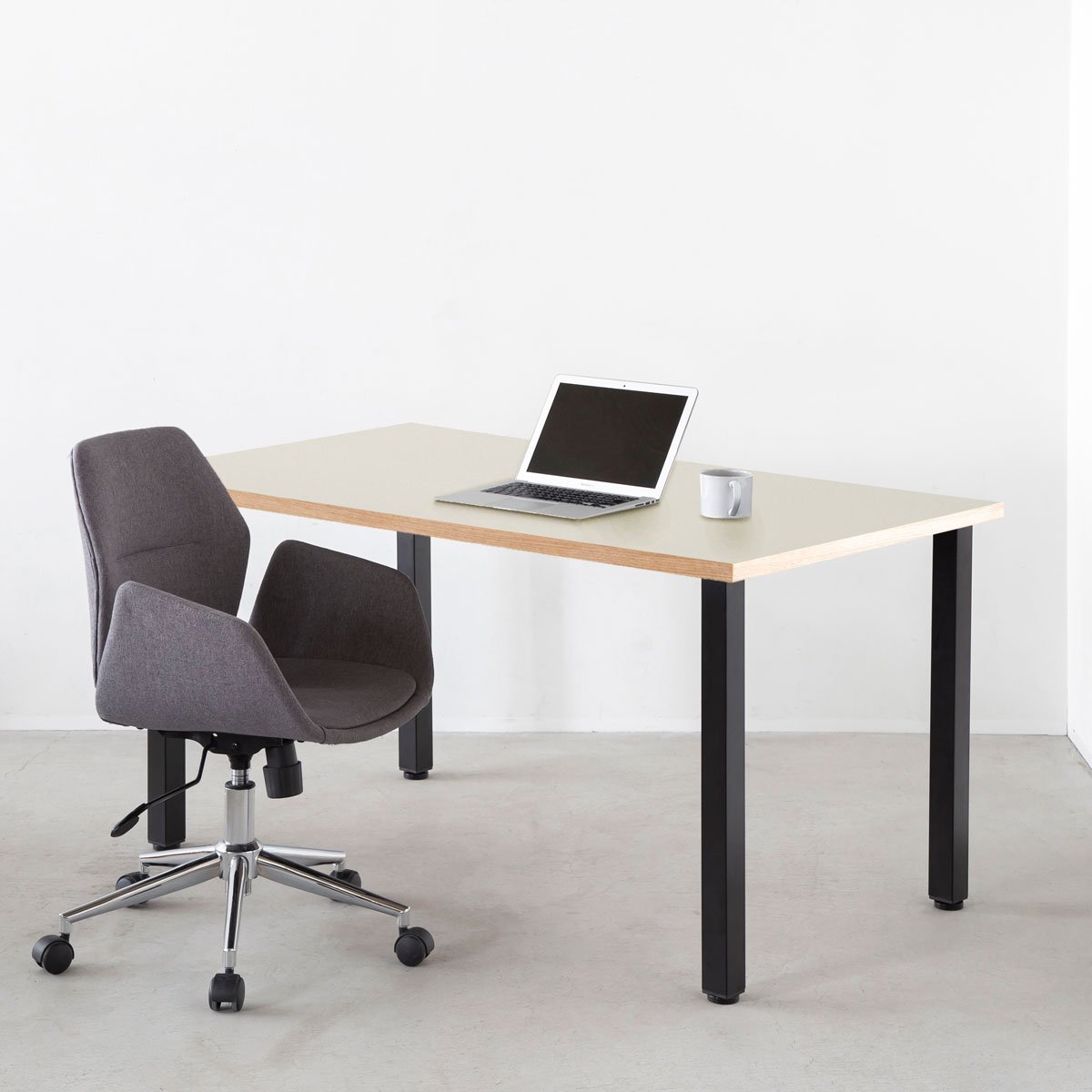 KanademonoのリノリウムMushroom天板にブラックの角柱鉄脚を合わせたテーブル（使用例）