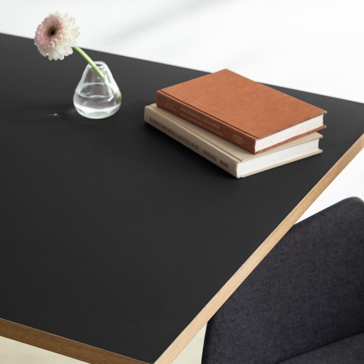 Kanademonoリノリウム・Neroのスクエア天板と三角のチューブが華やかなアイアン脚を組み合わせたカフェテーブルの使用例4