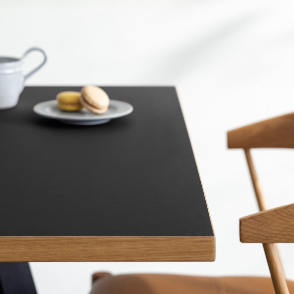 ファニチャーリノリウムブラックのスクエアカフェテーブル・チェアとのコーディネートイメージ2