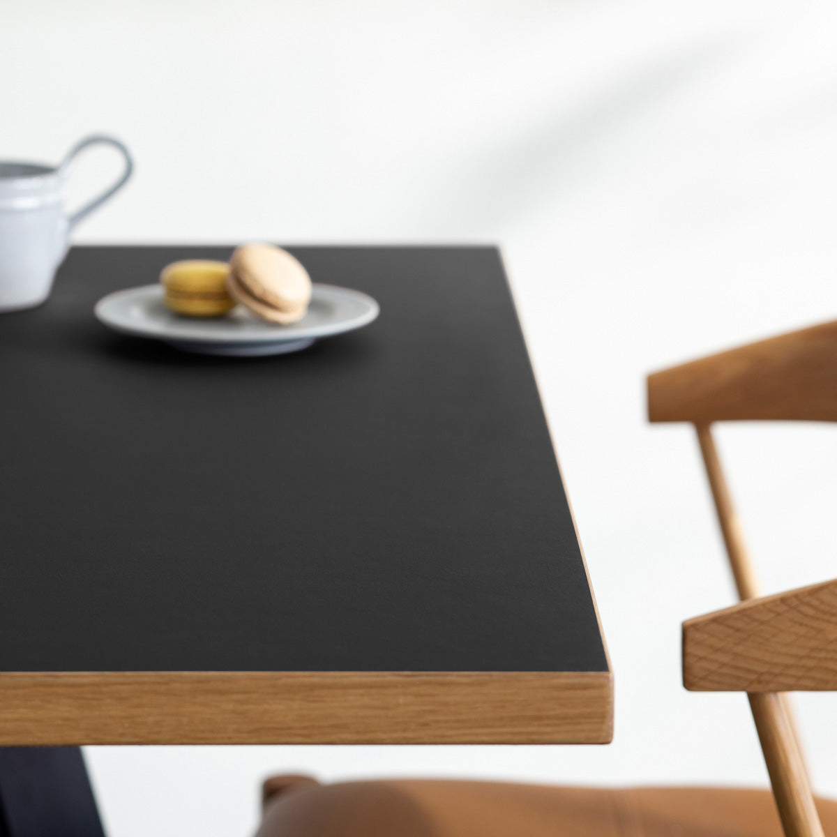 ファニチャーリノリウムブラックのスクエアカフェテーブル・チェアとのコーディネートイメージ2