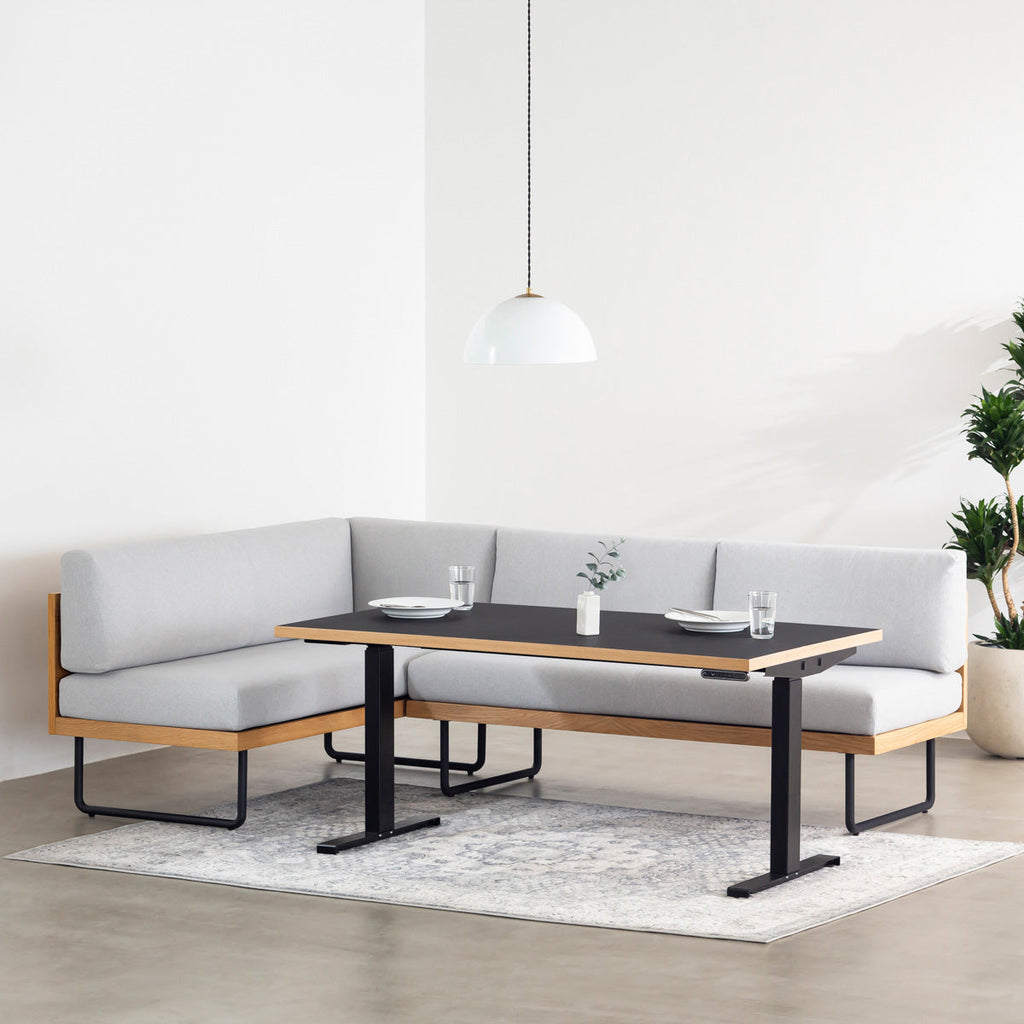 ファニチャーリノリウム素材のNero天板と、ブラックの電動昇降脚を組み合わせた、デザイン性も機能性もスマートなテーブル（ダイニング使用例）