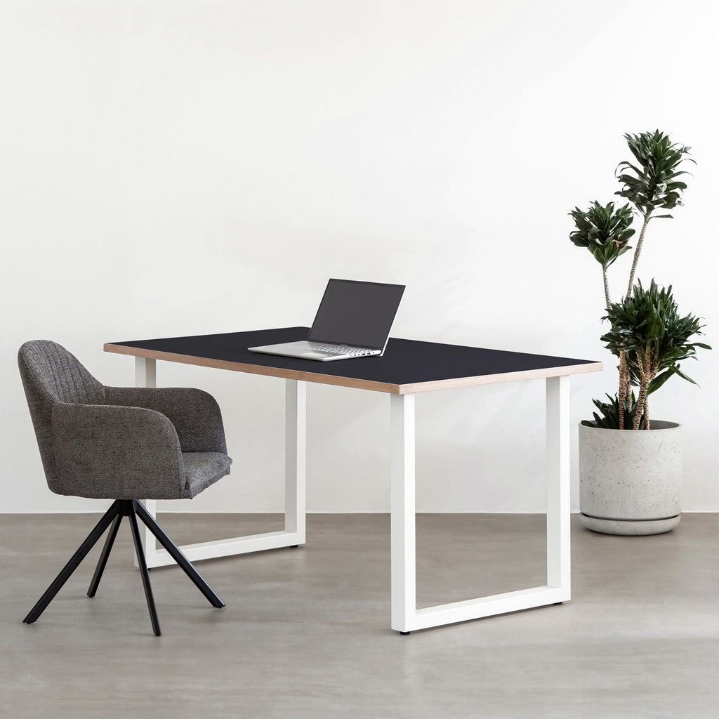 KanademonoのリノリウムNero天板にホワイトのスクエア鉄脚を組み合わせたテーブル（使用例）