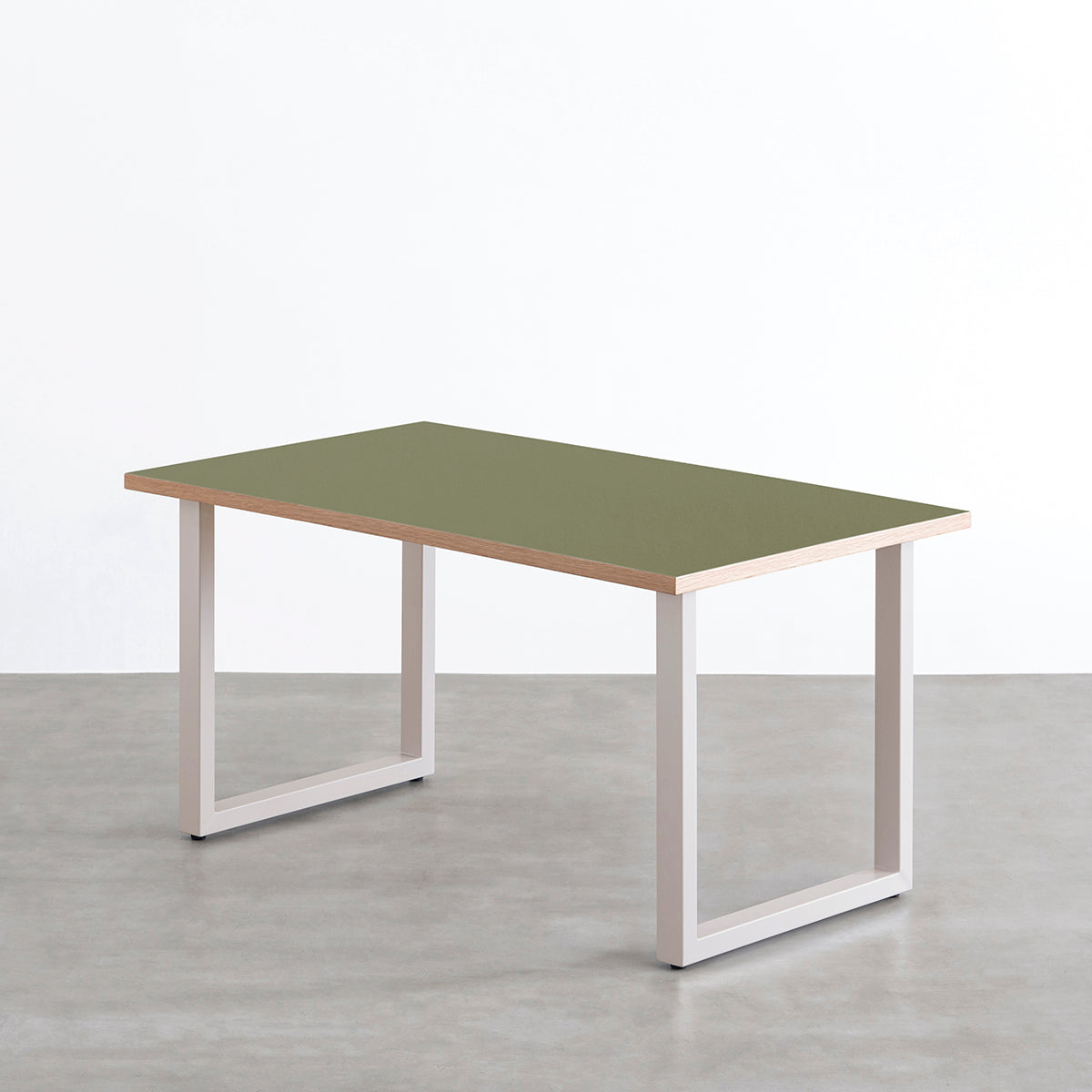 KANADEMONOのリノリウム天板(Olive)とSandbeigeカラーのスクエアスチール脚を組み合わせたテーブル